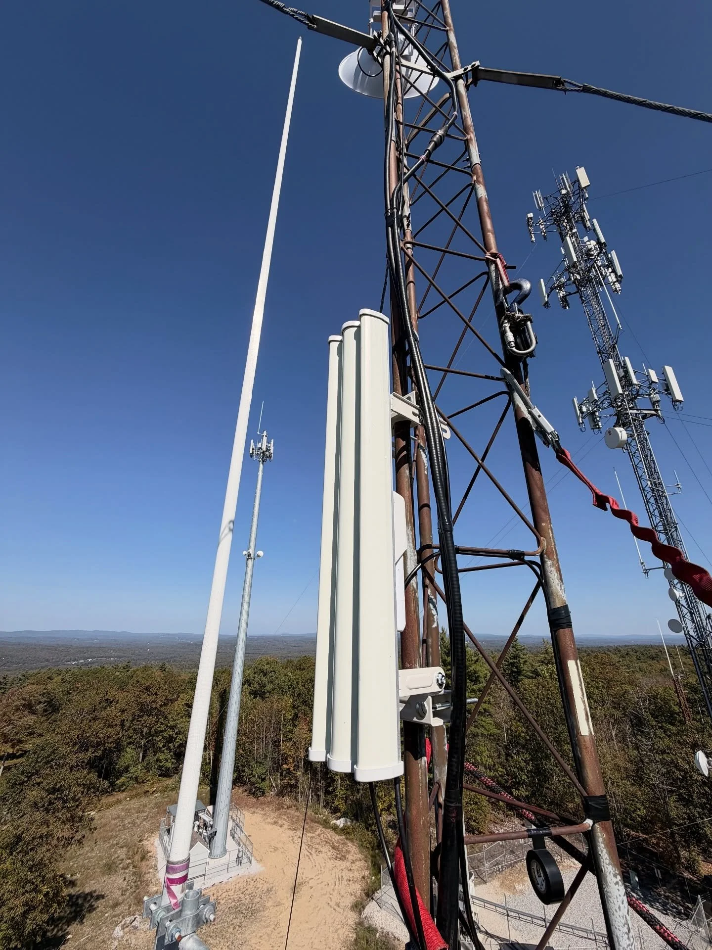 A couple dishes installed in the great north this morning 📡❄️💪
#VCTowers #hamradio247 #towerclimbing #rigginglife #fieldwork #bluecollarlife #skilledtrades #towerlife #workatheight #hardwork #jobsite #buildright #engineering #infrastructure