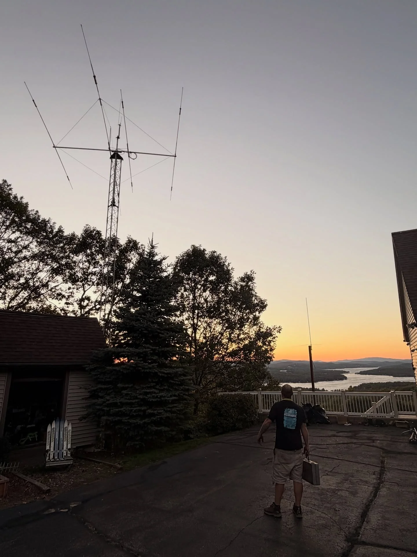 📡 40’ Rohn 55G Tower Complete 🏔️
Finished up this 40’ Rohn 55G build in Southern NH — one structure bracket, Mosley CL-33M WARC beam, Yaesu G-2800DXA, and an 11’ 2” OD galvanized chromoly mast. Strong, clean, and read