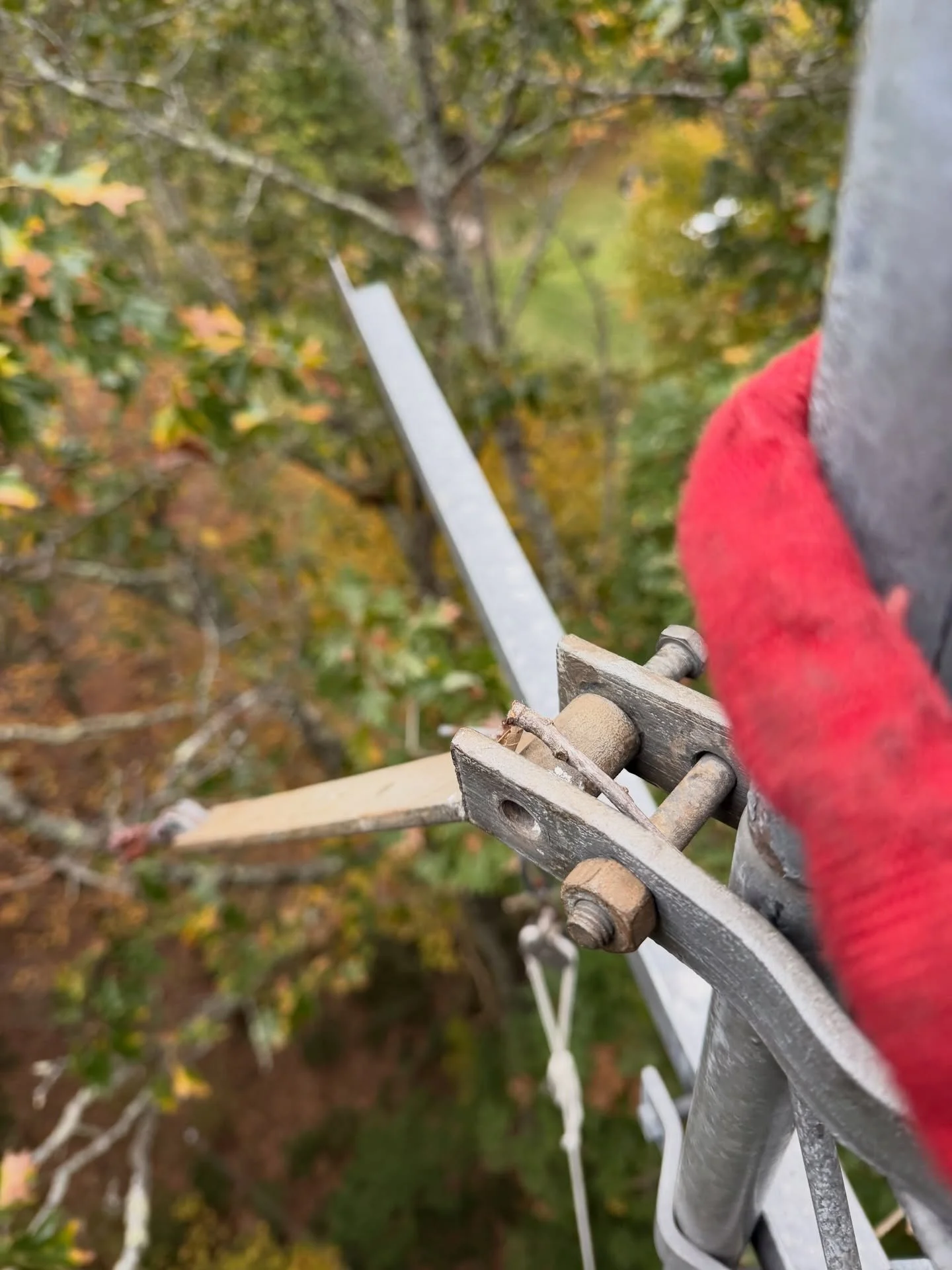 This tower hadn’t been serviced since 2019, and one of the guy wires was hanging on by half a bolt — literally. Routine maintenance and inspections are the only things keeping these structures safe. Don’t skip it. 💪⚙️
#VCTowers #h