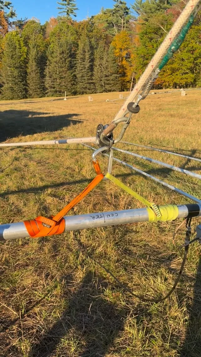 📡 Rigging Three JK C31XRs ⚙️
We used two 48-inch straps wrapped like a prussik on the boom — secure, fast, and easy to de-rig. Tram line anchored to the pickup, winch at the base, and secured above the pulley for a clean lift. 🎥
(You’l