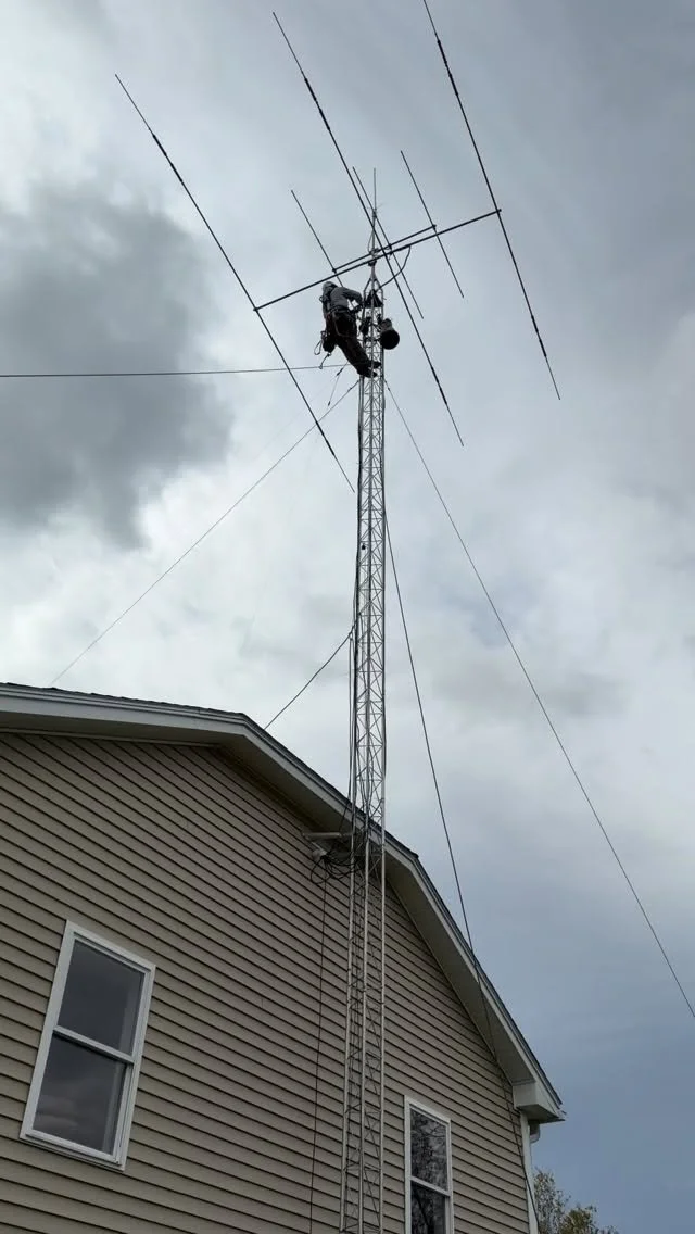 📡 Everything Works… Except the Needle? 🤔
This Yaesu G-800DXA rotator powers on, rotates fine, and the controller lights up — but the needle doesn’t move.
What would you check first? Drop your guesses below 👇⚙️
#VCTowers #hamr