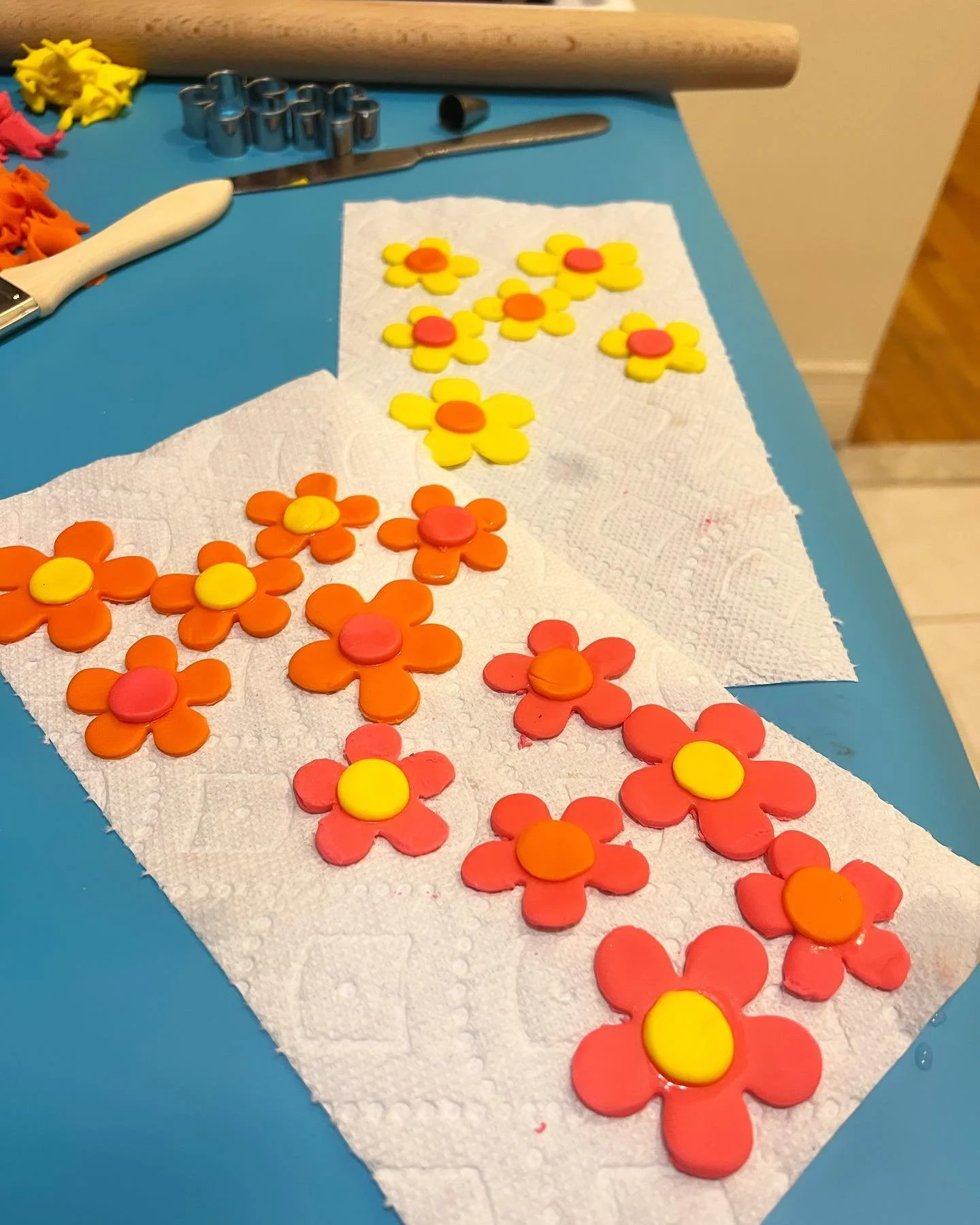 Playing with fondant flowers for a friend&rsquo;s birthday cake! 🌸🌸🌸

It&rsquo;s been a minute since I&rsquo;ve done a full cake (since I&rsquo;ve been in the process of moving cross country and getting settled - it&rsquo;s been a lot!)

But this 