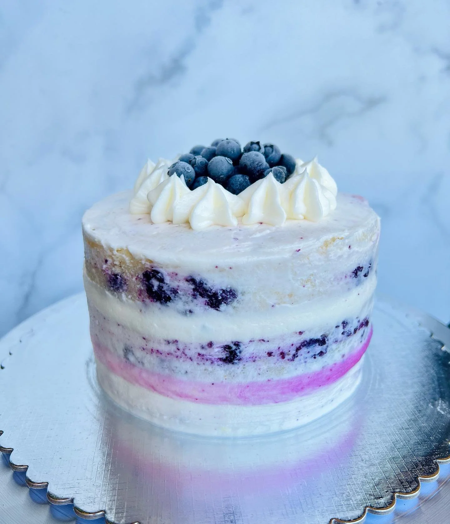 Just in time for SUMMER!

I really wanted to bake with citrus so I made this super refreshing Lemon Blueberry Cake! I used a recipe from @preppykitchen (one of my favorites!) with slight modifications. 

The cake is filled with a lemon buttercream &a