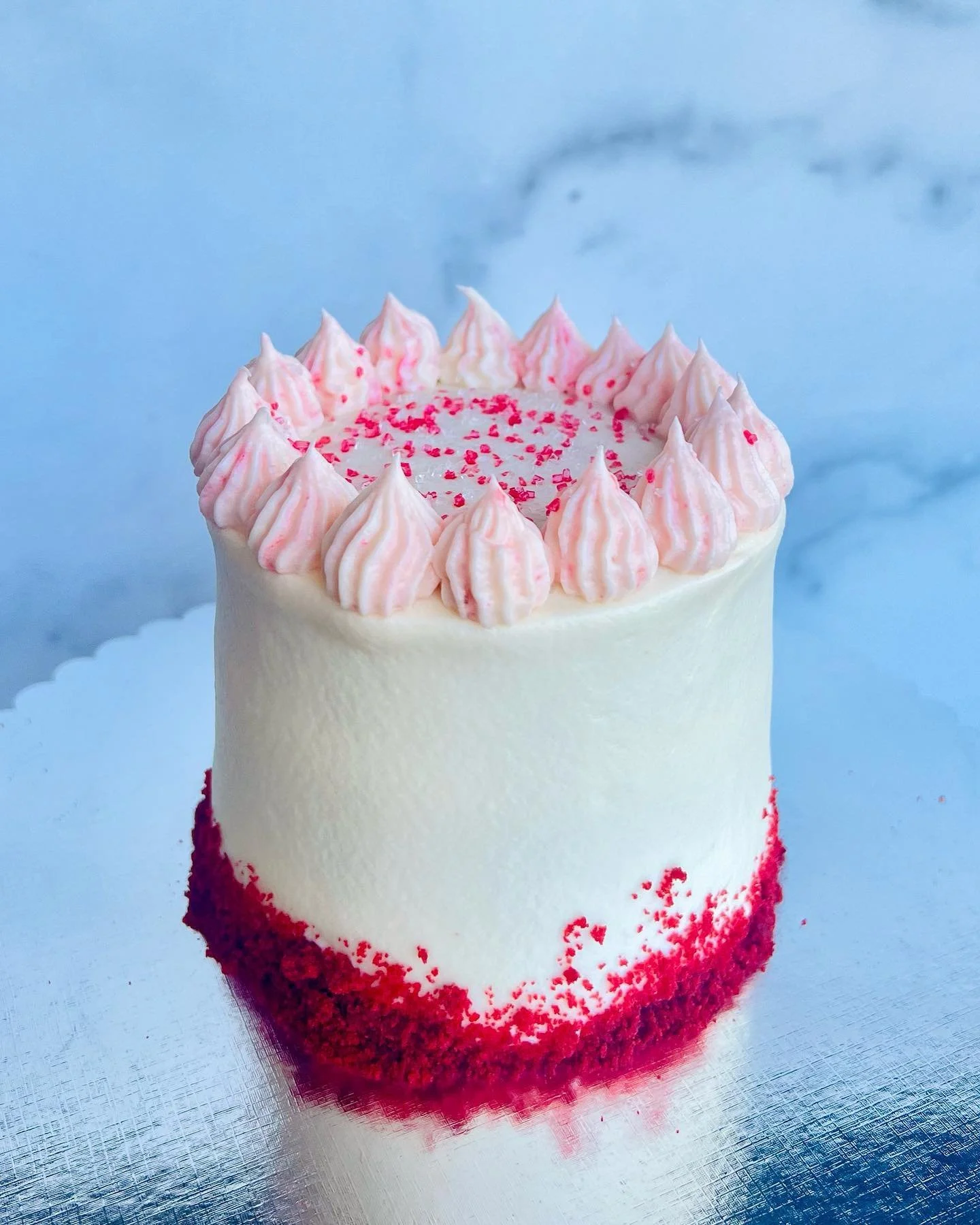 Red Velvet BB! ❤️

I wanted to do a small 4inch version of this Southern classic. Cocoa infused cake with decadent vanilla cream cheese frosting.

This is first in a line of small cakes I&rsquo;m experimenting with called &ldquo;BBs&rdquo;! Little ca