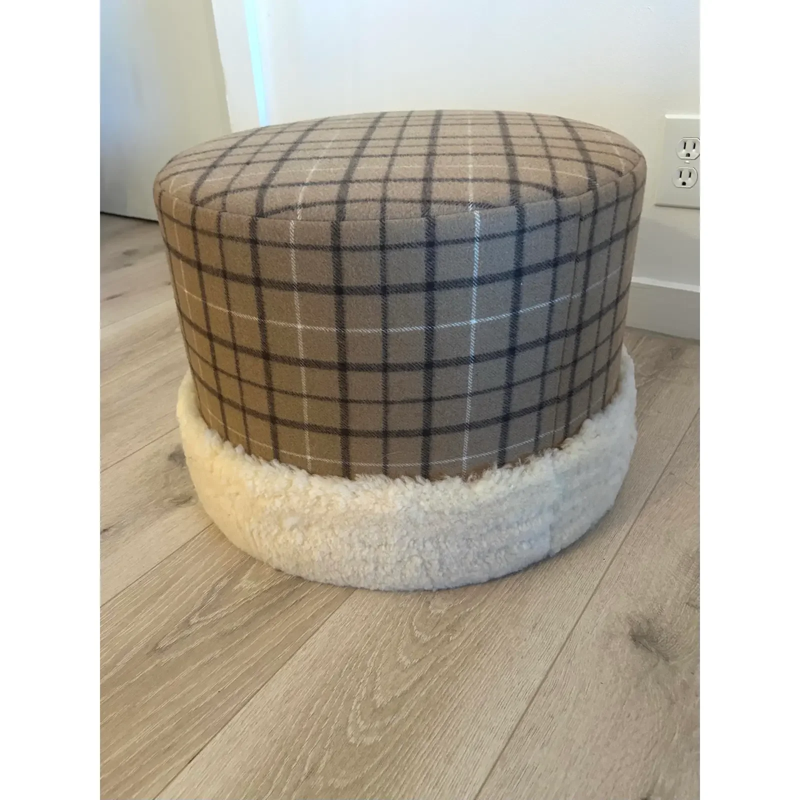 custom-upholstered-ottoman-in-wool-and-sheepskin-0400.webp