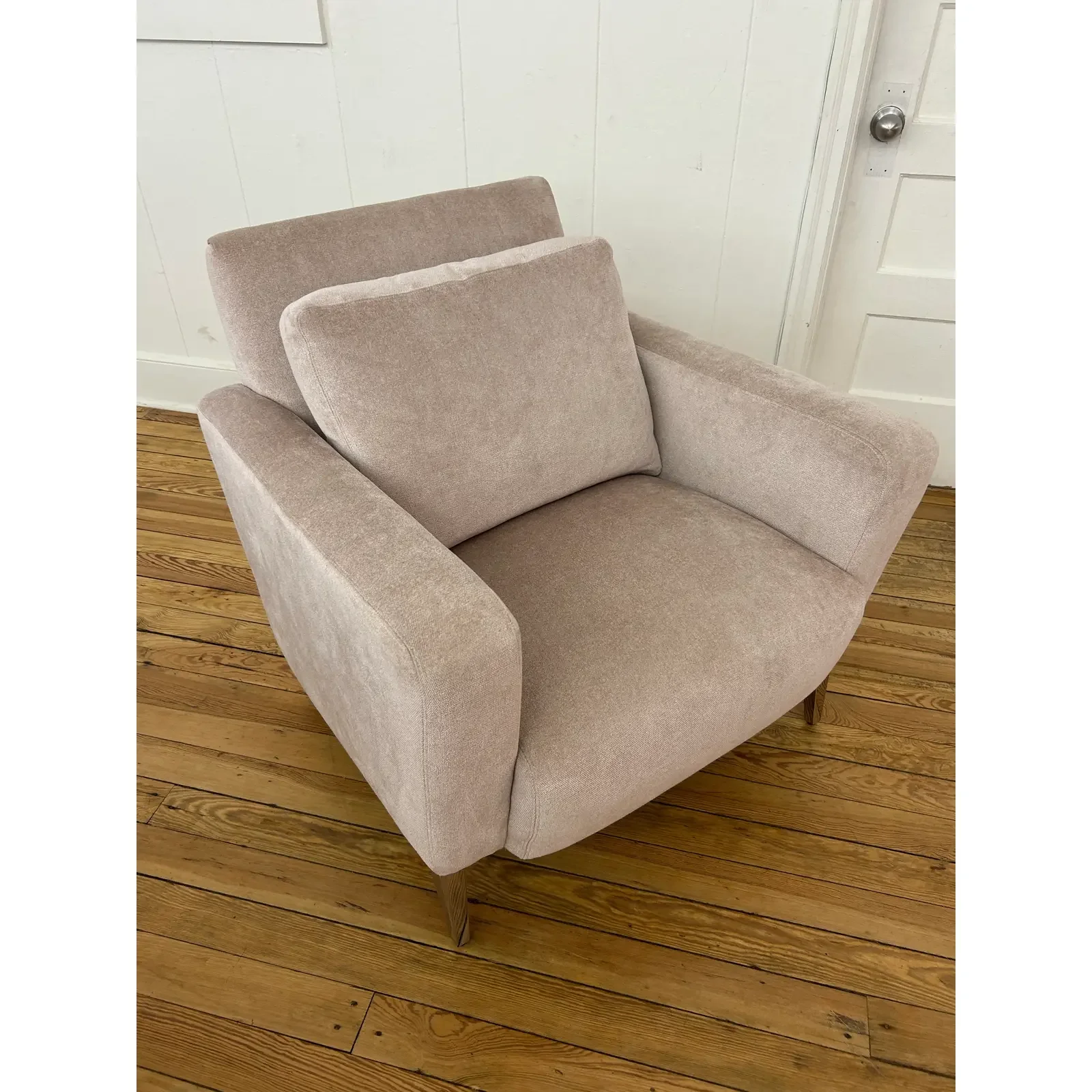 kravet-bilbao-chair-in-simbel-cameo-textured-velvet-with-polished-mirror-legs-8832.webp