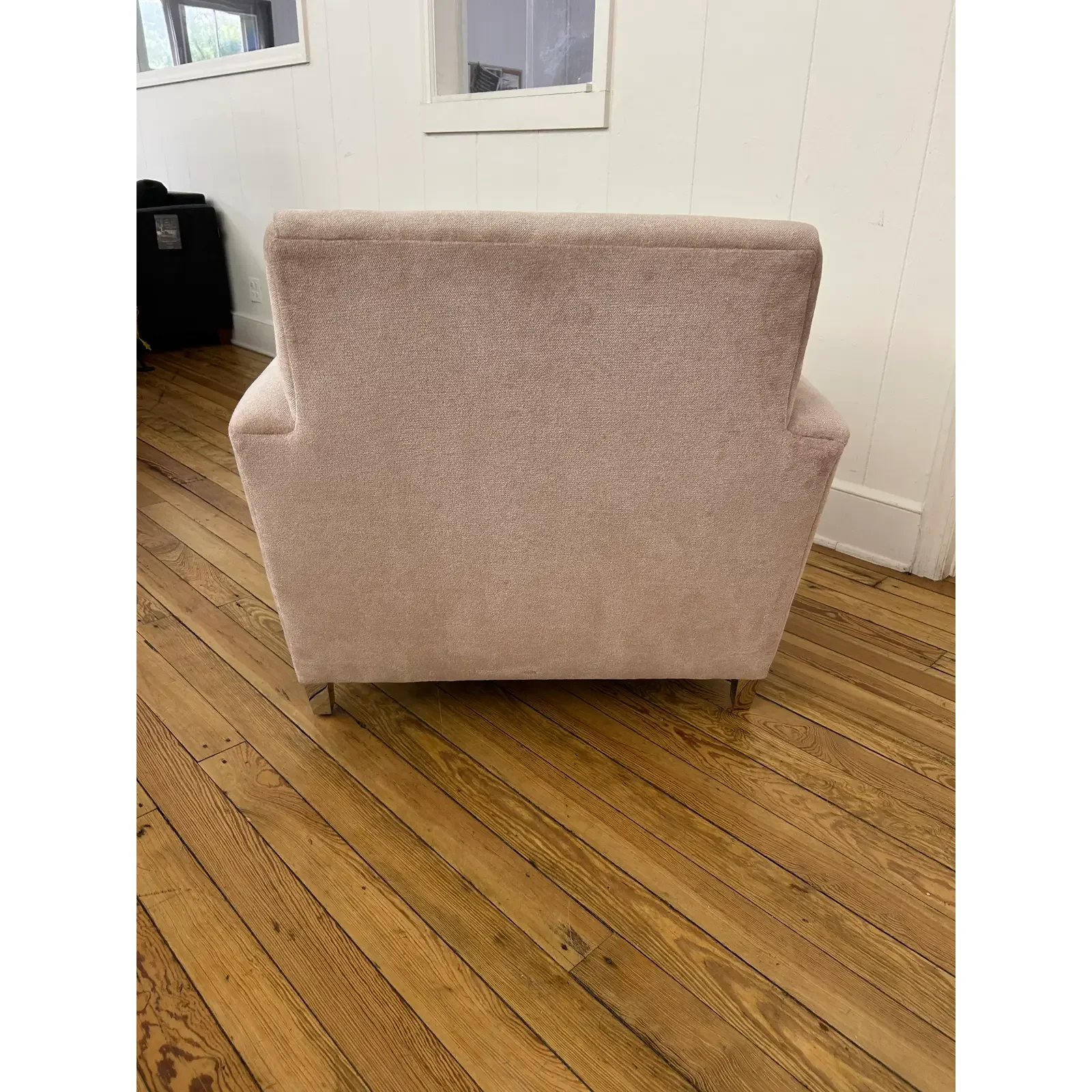 kravet-bilbao-chair-in-simbel-cameo-textured-velvet-with-polished-mirror-legs-4471.webp