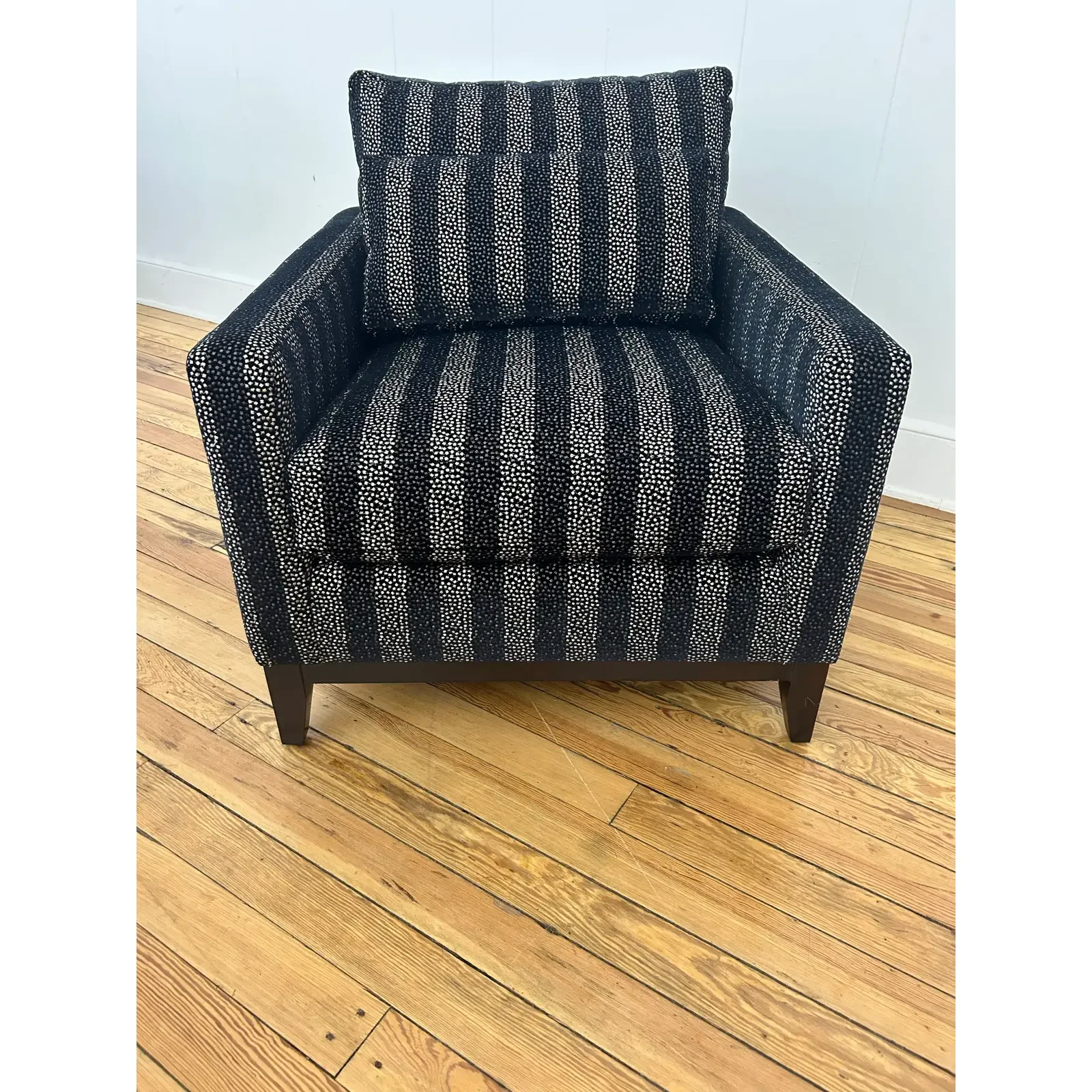 kravet-lorane-chair-upholstered-in-kravet-couture-proximity-noir-maple-base-with-ebony-finish-9249.webp