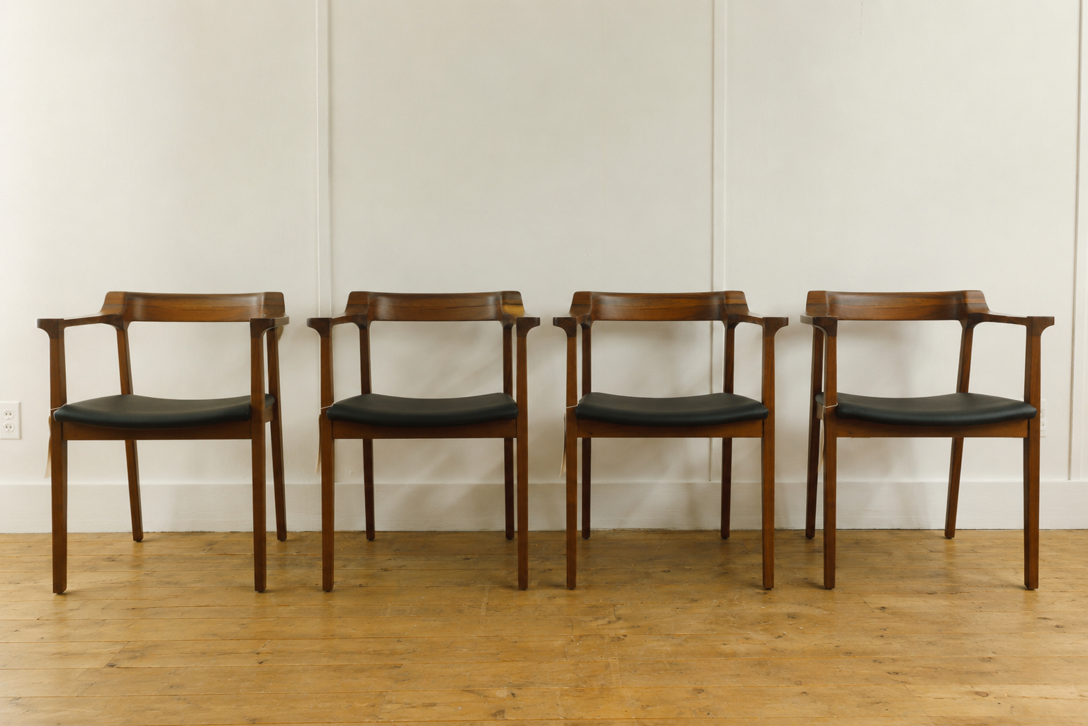 nuevo-caitlan-dining-chair-front.png