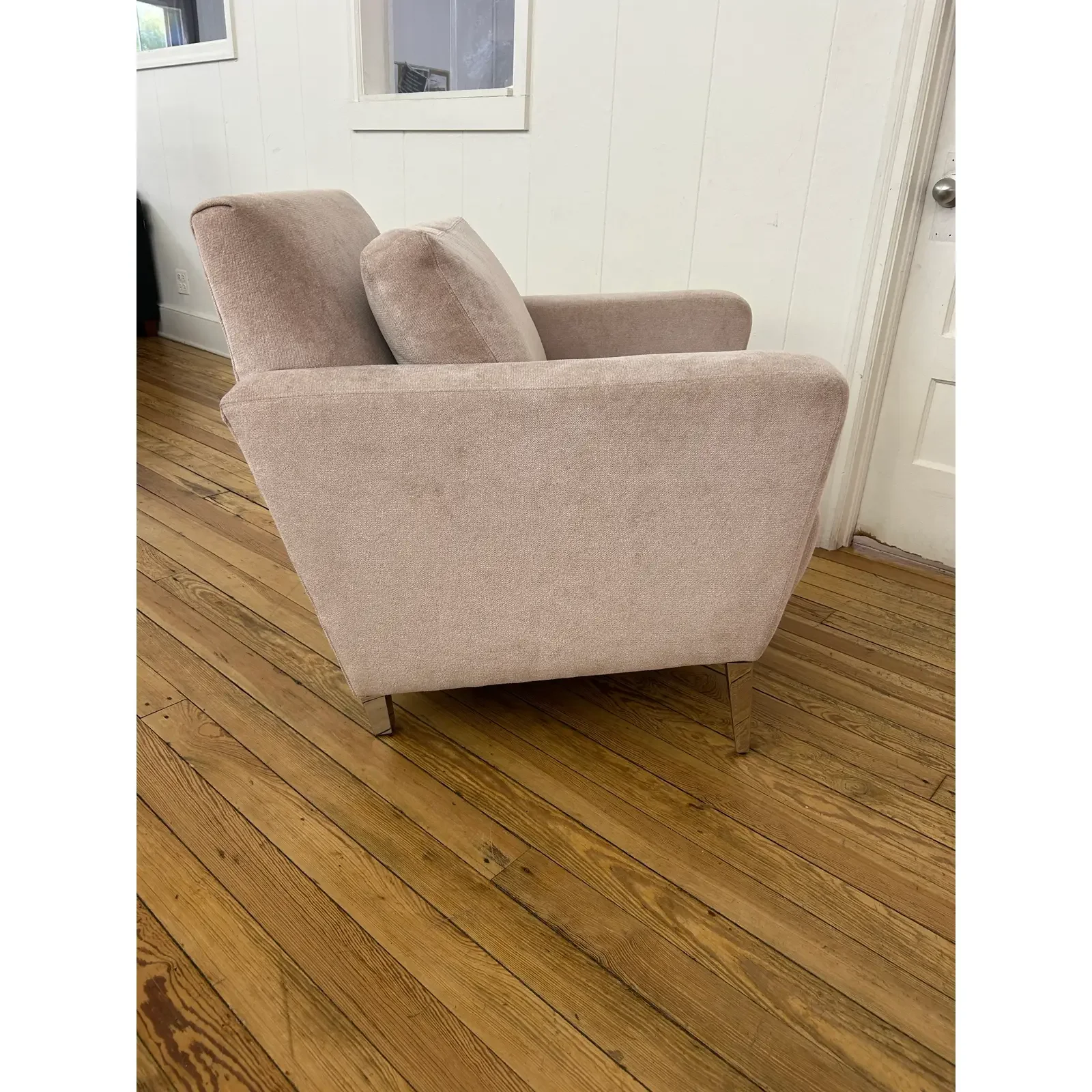 kravet-bilbao-chair-in-simbel-cameo-textured-velvet-with-polished-mirror-legs-9754.webp