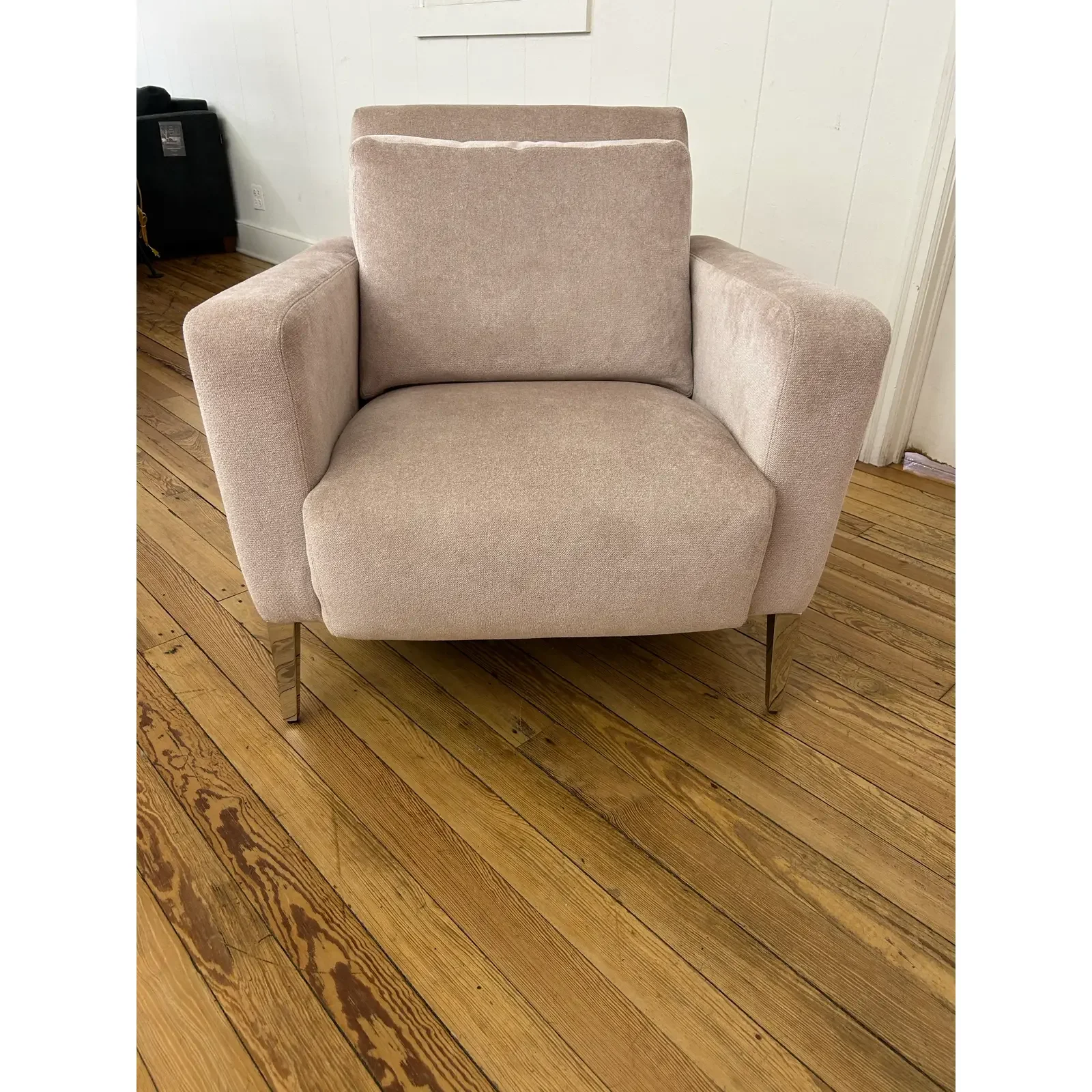 kravet-bilbao-chair-in-simbel-cameo-textured-velvet-with-polished-mirror-legs-0127.webp