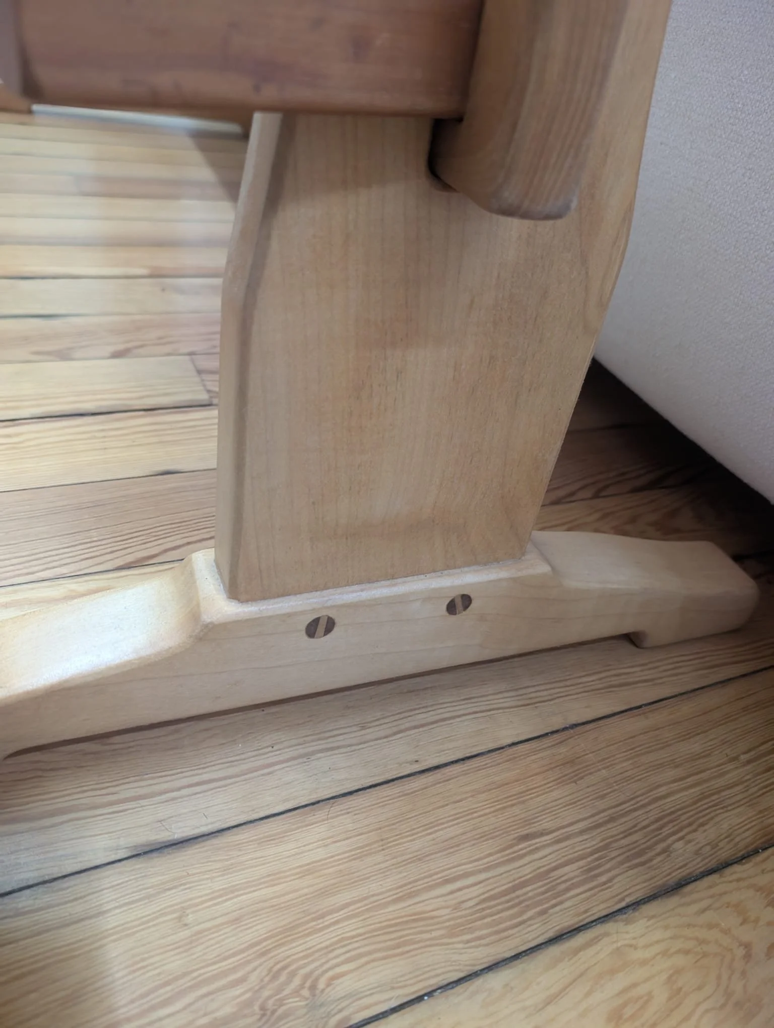 solid-wood-entryway-table-leg-closeup.jpeg