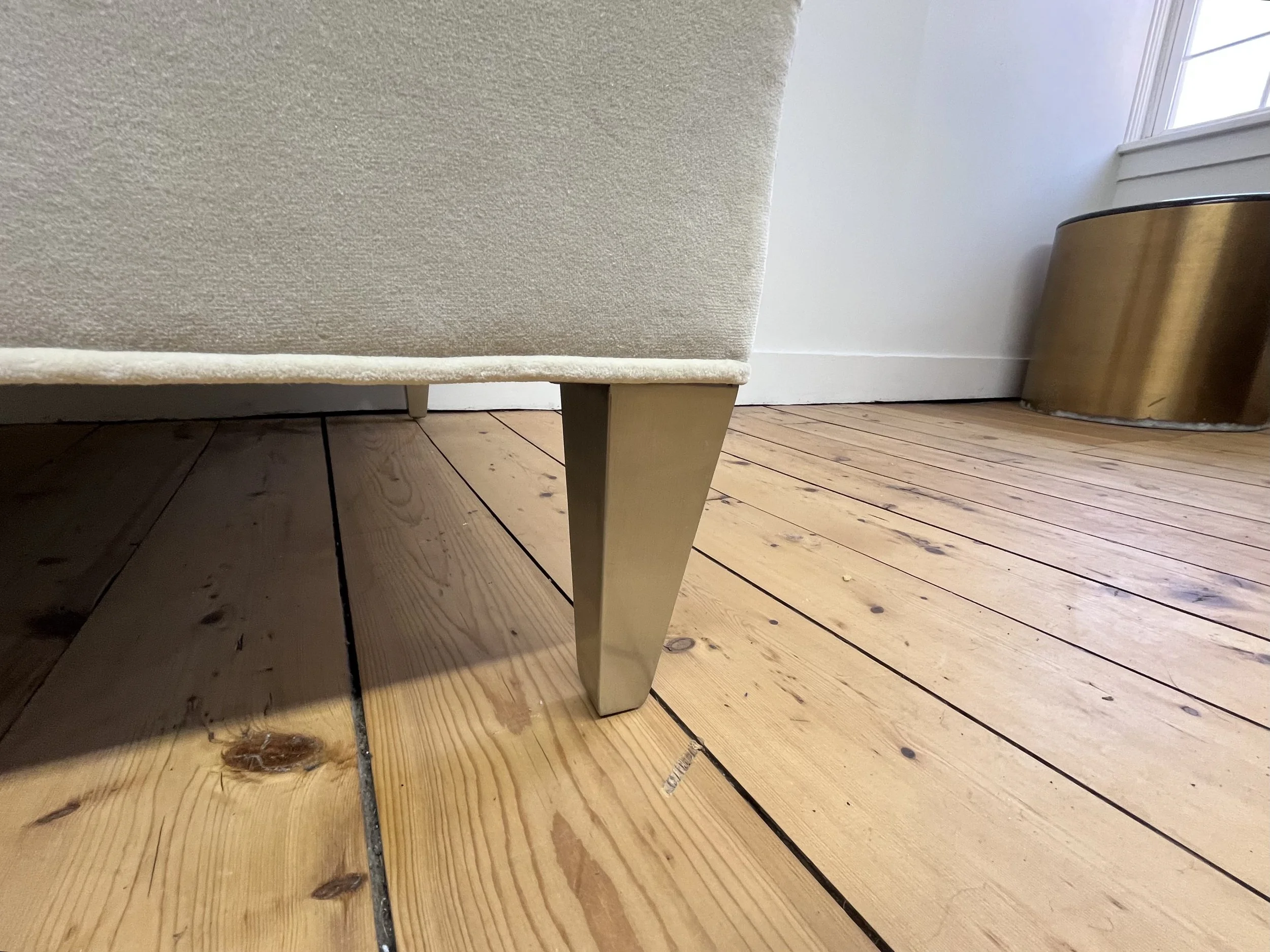 kravet-vassar-square-ottoman-cream-leg.jpeg