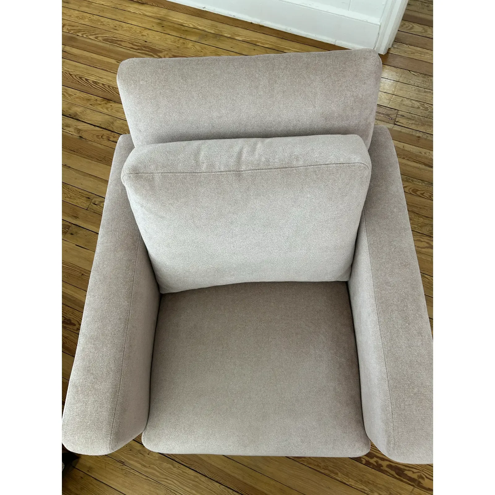 kravet-bilbao-chair-in-simbel-cameo-textured-velvet-with-polished-mirror-legs-5707.webp