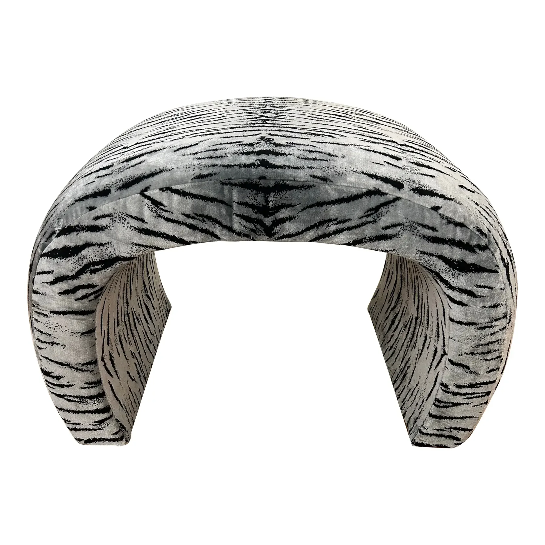 kravet-curvaceous-sutherland-bench-in-velvet-animalier-silversky-blue-5061.webp