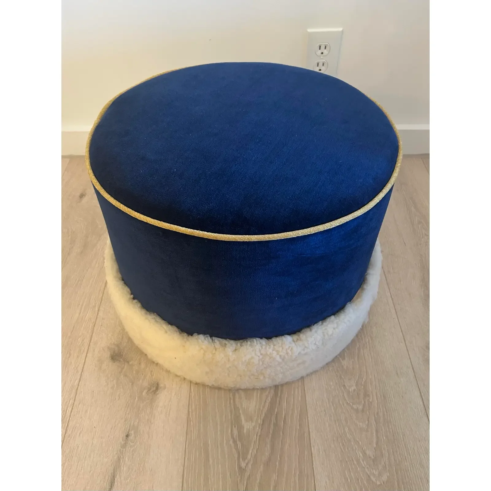custom-upholstered-ottoman-in-chenille-and-sheepskin-0637.webp
