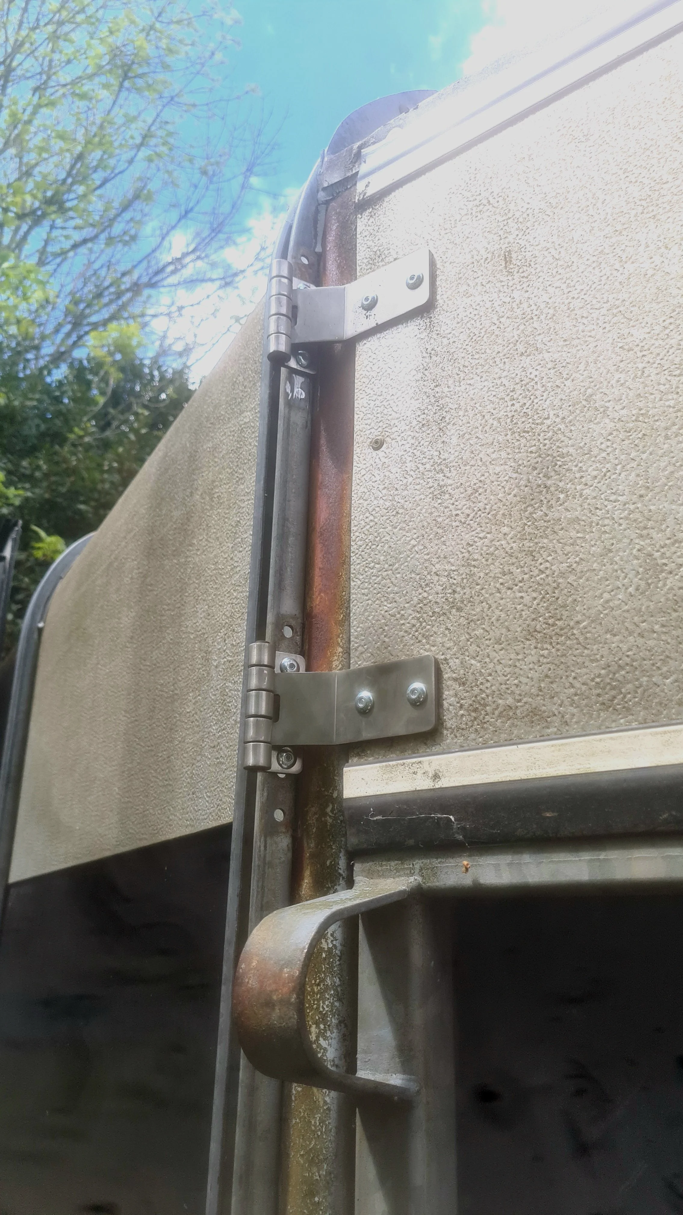 Hinge supplied and fitted on this 510 