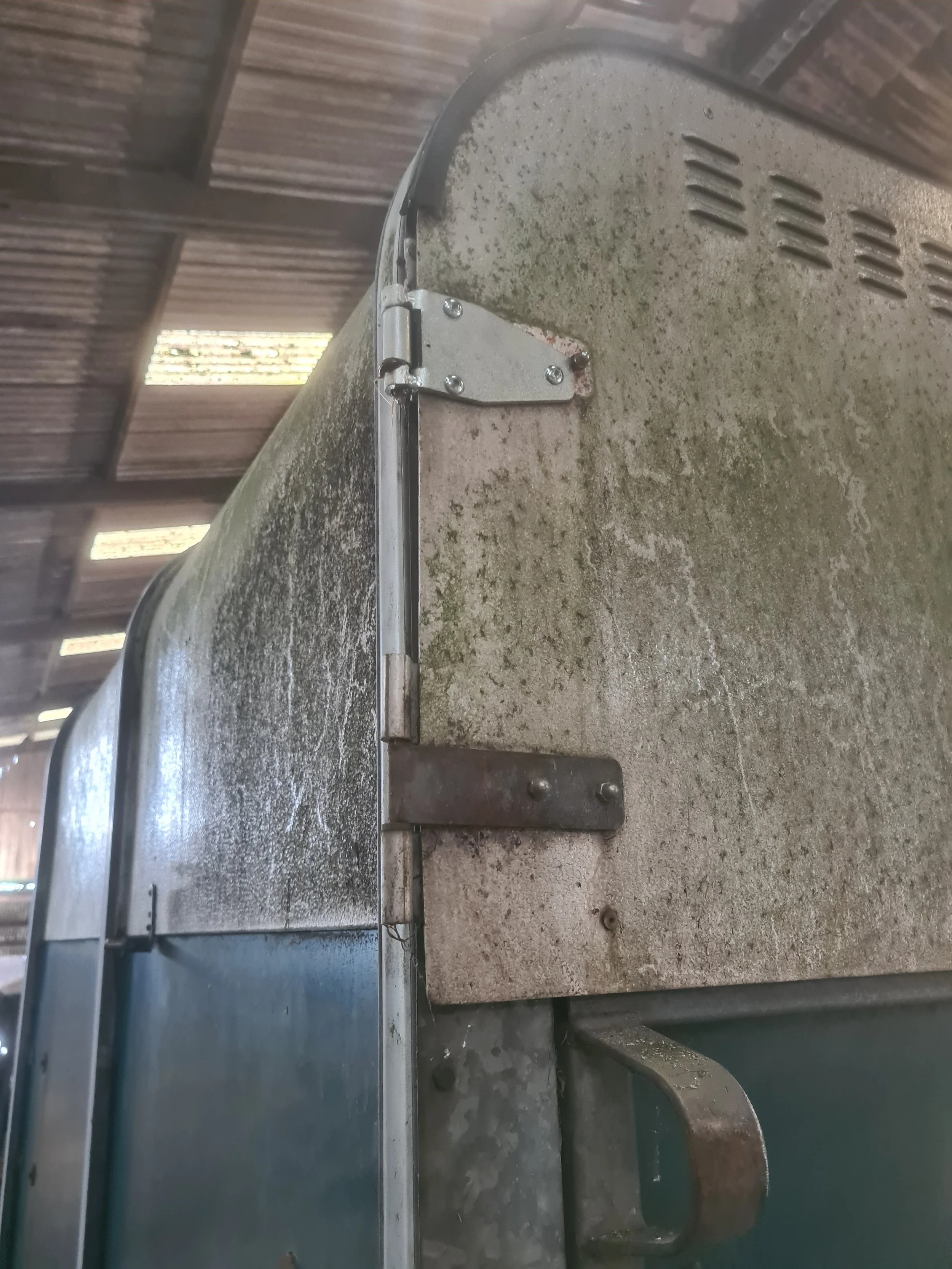 New hinge supplied and fitted, Genuine part no longer available so sourced a similar one with grease fitting 