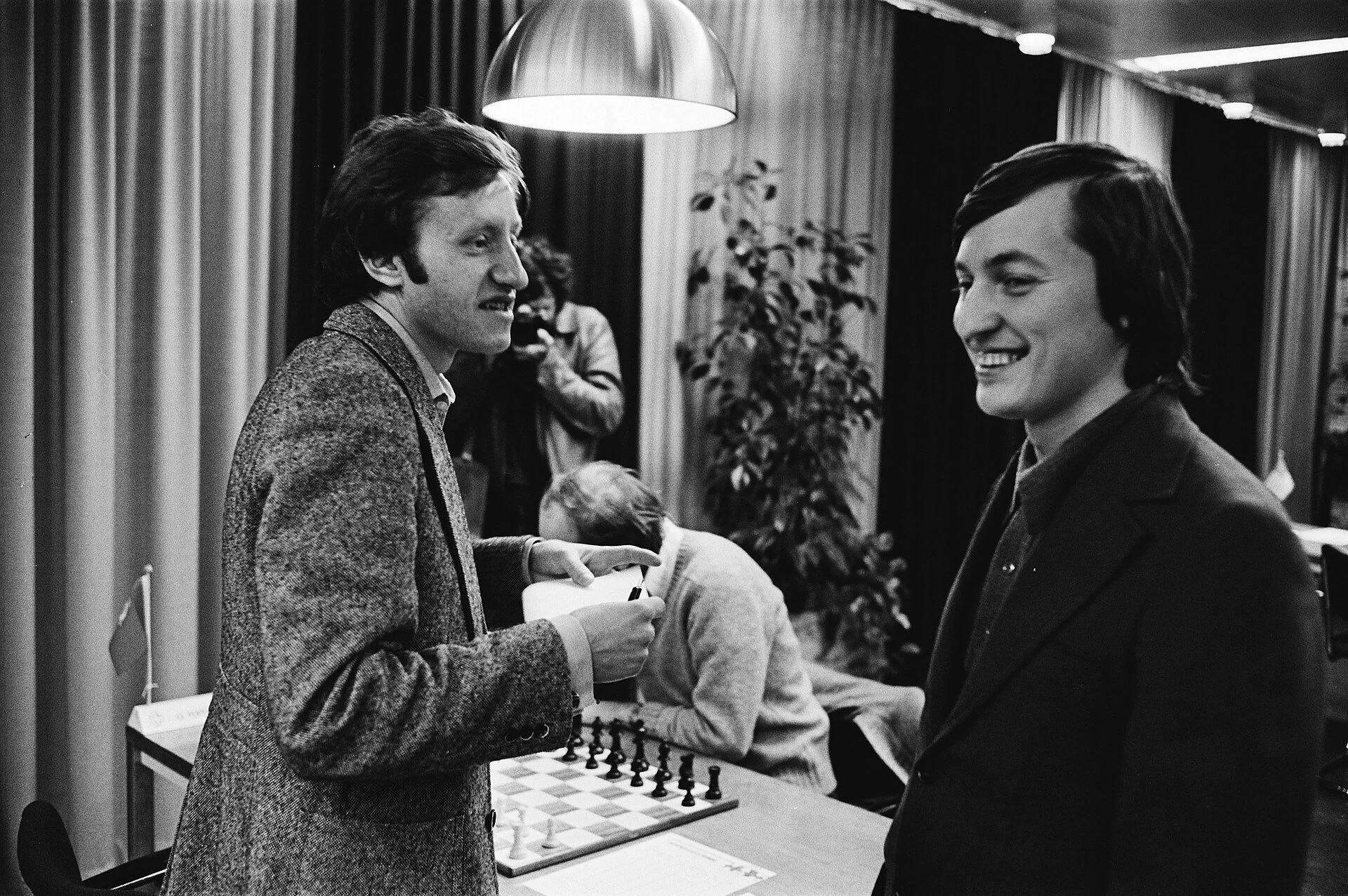 Oleg Romanishin and Anatoly Karpov have a conversation at Tilburg 1979