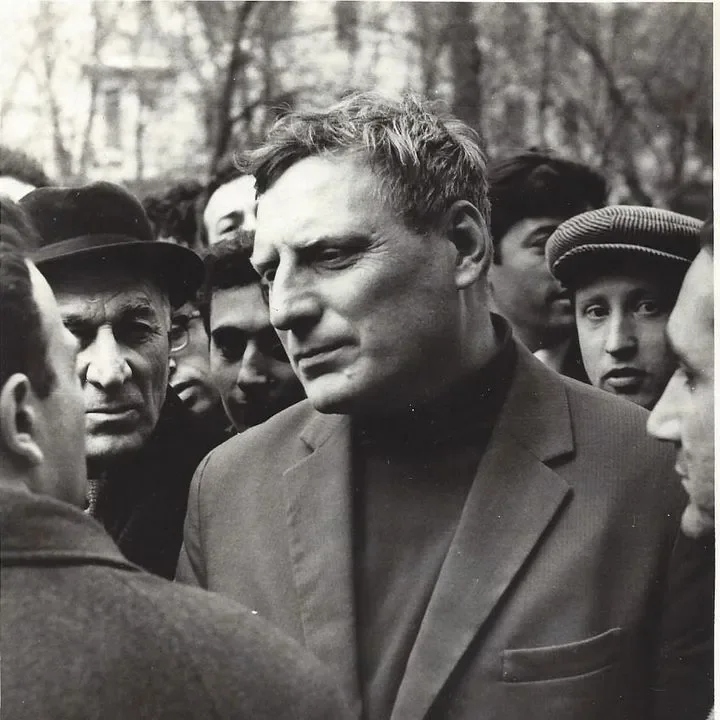 Aleksei Suetin staring at a man
