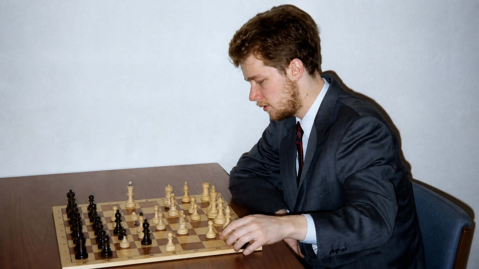 Alexander Khalifman playing chess