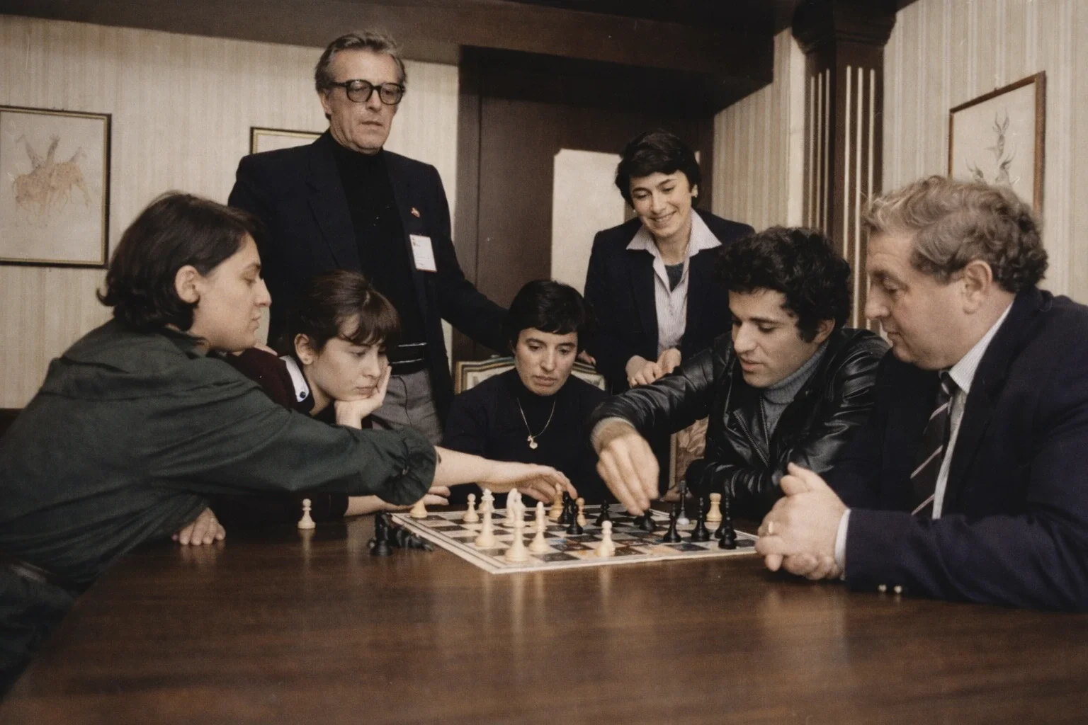Eduard Gufeldand Garry Kasparov analyzing a chess position