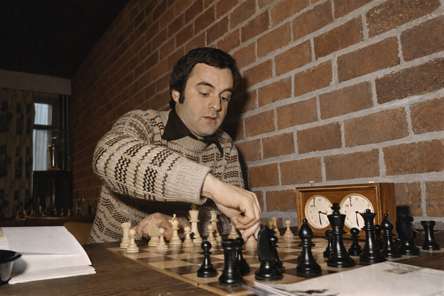 Genna Sosonko playing chess in Wijk aan Zee, 1977