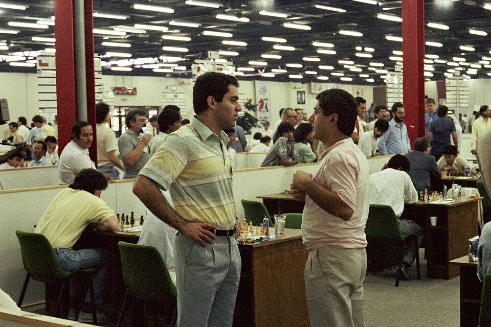 Garry Kasparov and Rafael Vahanyan having a chat in Dubai