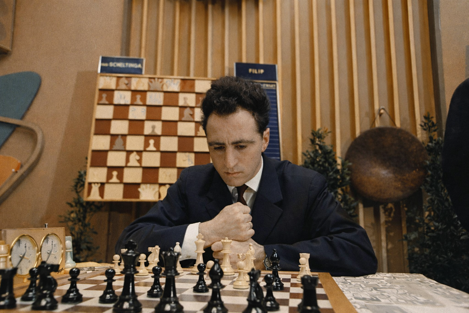 Lev Polugaevsky playing chess