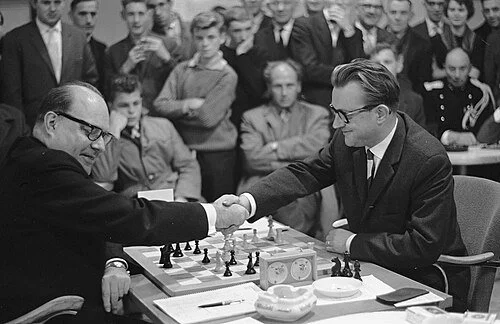 Gideon Stahlberg shaking hands with another chess player