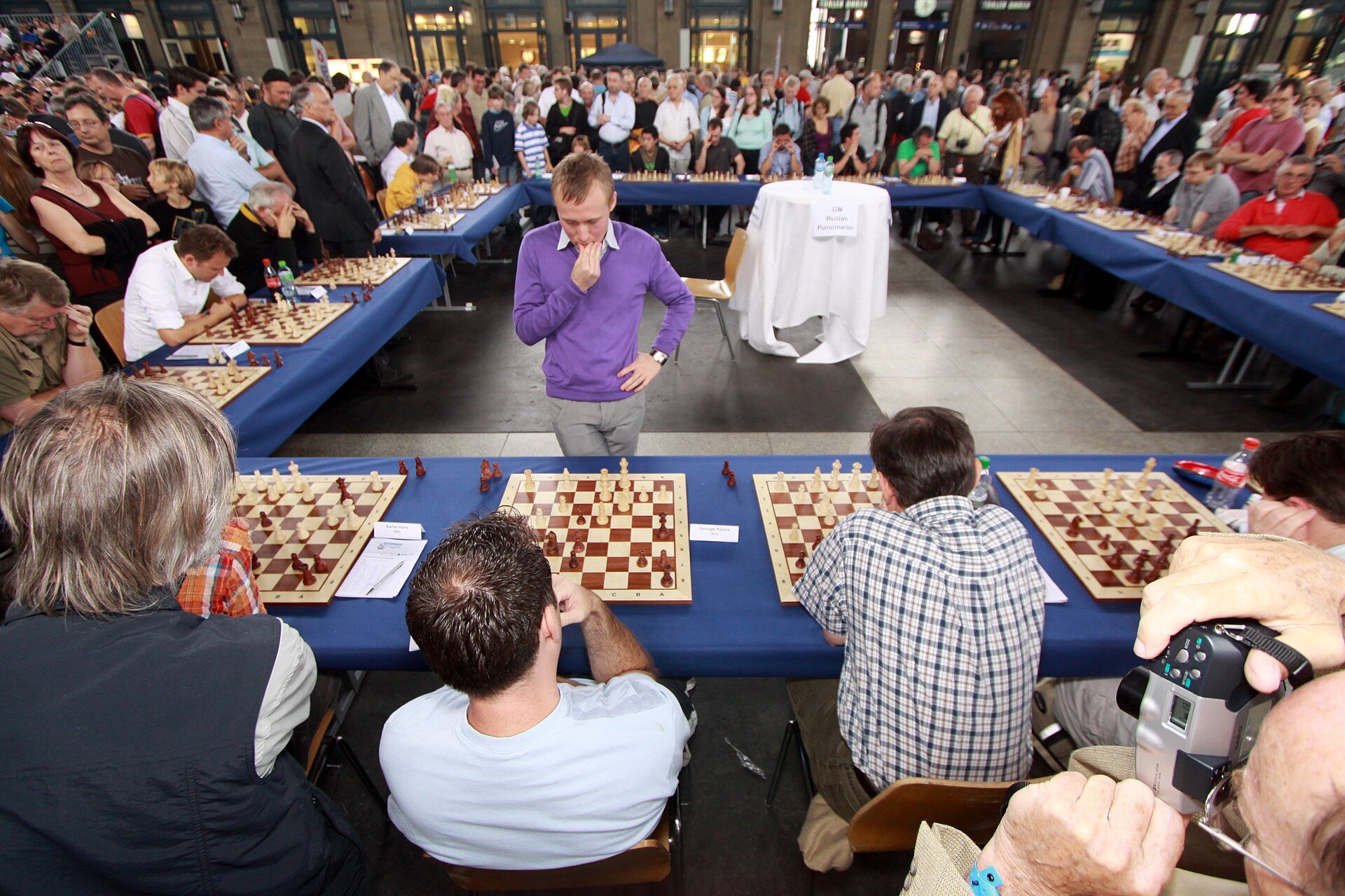 Ruslan Ponomariov giving a simultaneous exhibition