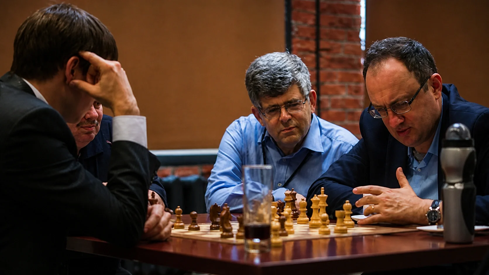 Mark Dvoretsky watching Boris Gelfand play chess