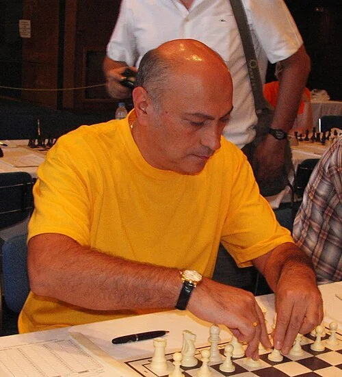 A picture of Zurab Azmaiparashvili wearing a yellow shirt