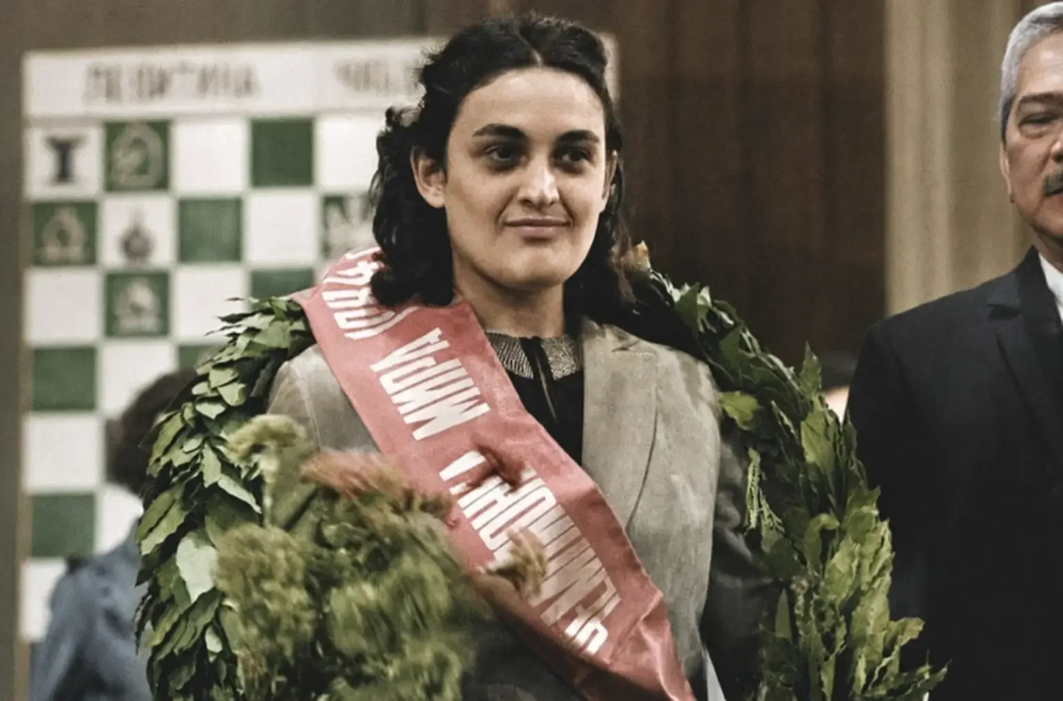 Maia Chiburdanidze accepting her wreath