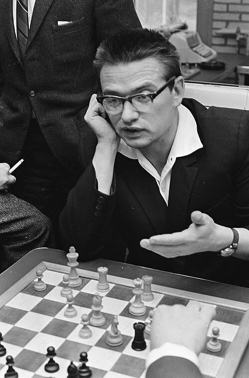 Lutikov discussing the position on the chessboard