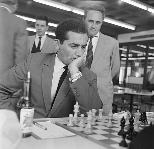 Efim Geller is watching as Leonid Stein ponders his next move. F. N. Broers / Anefo