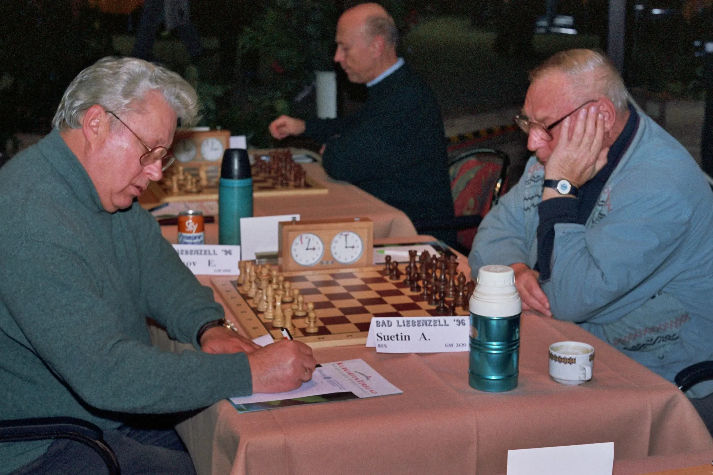 Evgeny Vasiukov and Aleksei Suetin playing chess