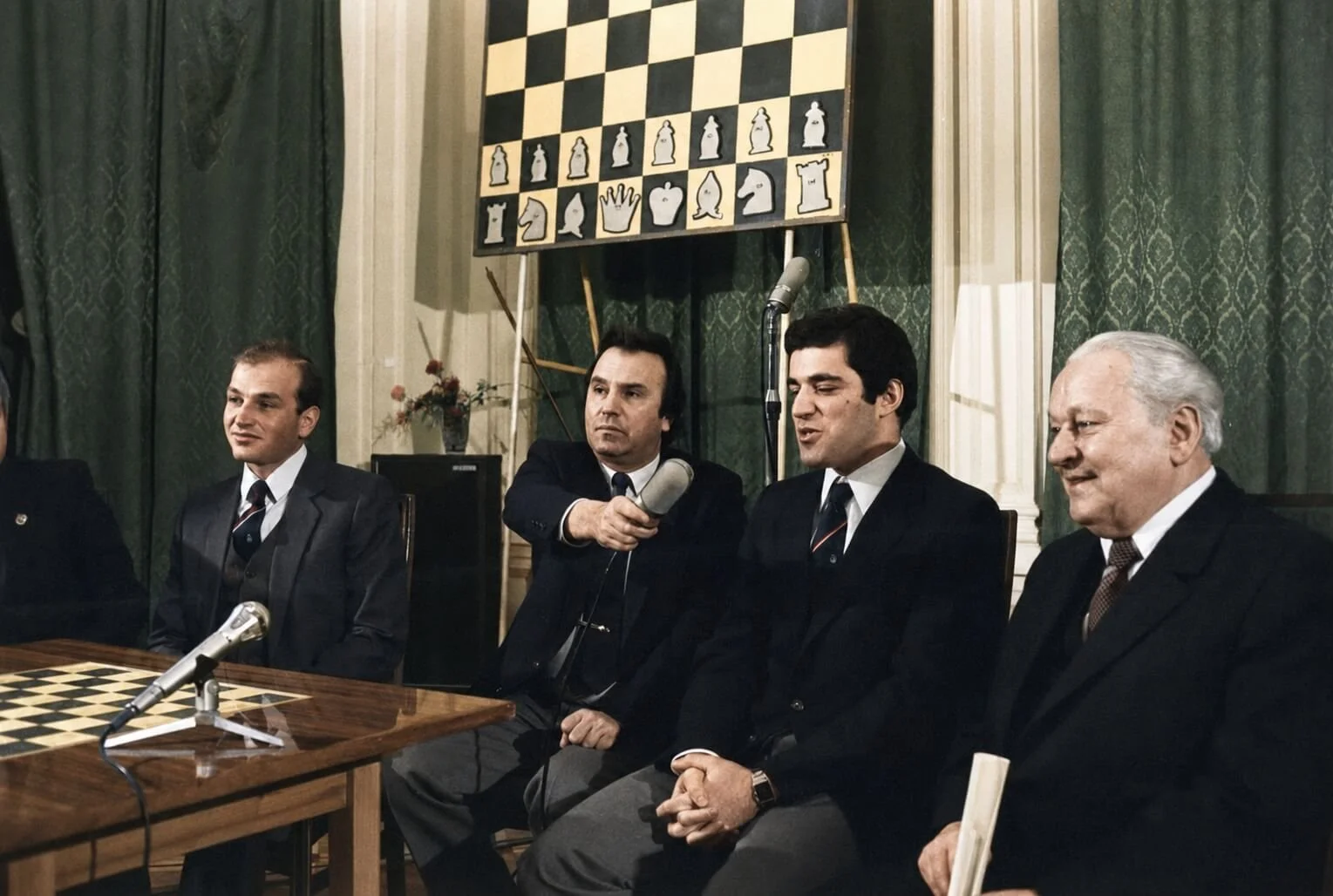 Beliavsky, Kasparov, and Mikenas at a press conference