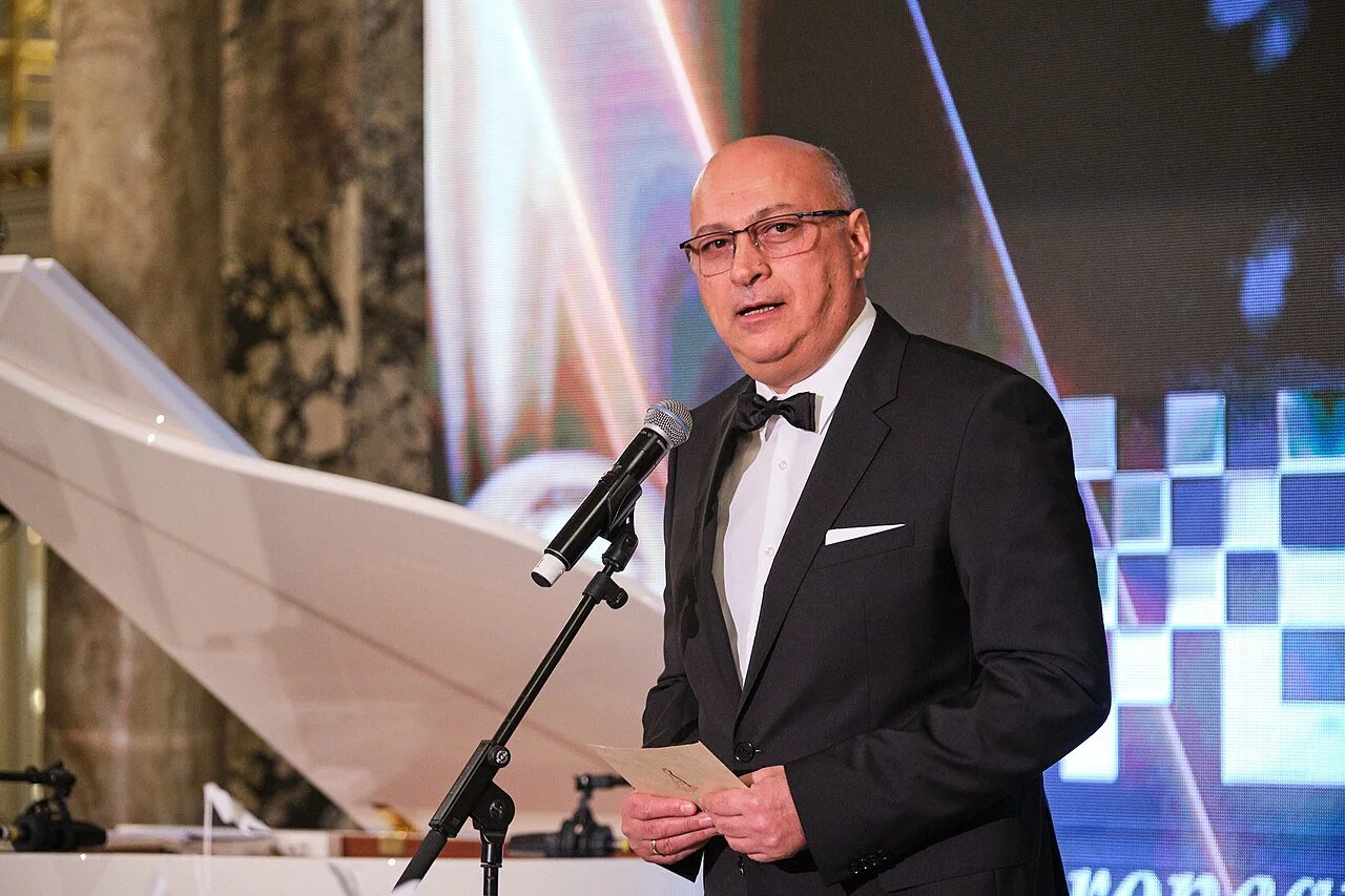 A photof of Zurab at a podium giving a speech