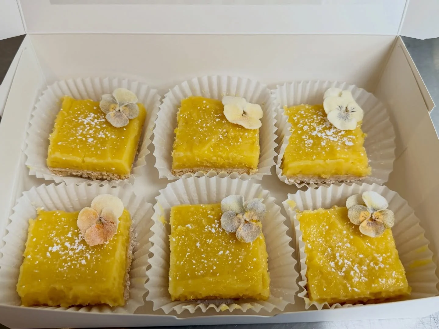 It was a pleasure making some special treats for @thetawhitman with their signature pansy incorporated 💐 As a Greek life alumni, these types of orders are always special. We are all wishing you a successful event! 

If you are looking for something 