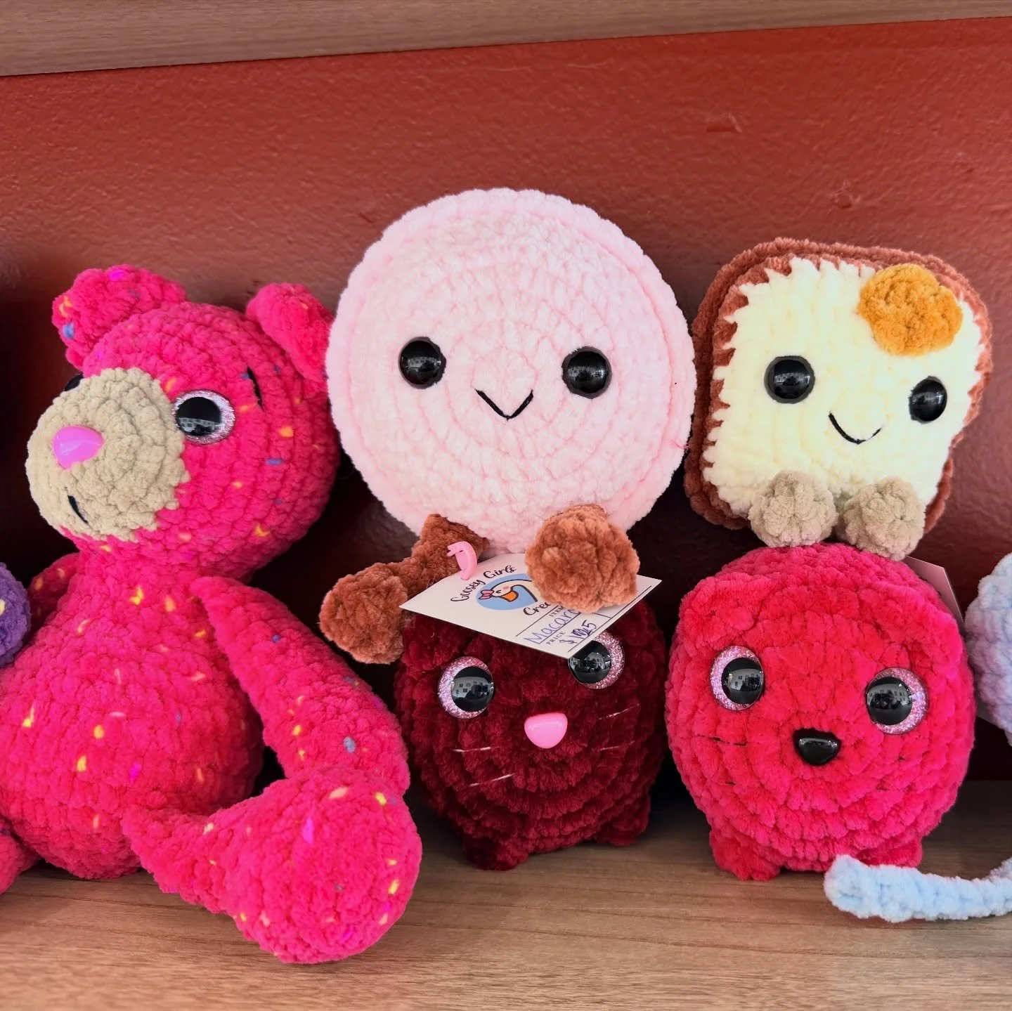 Some cute critters available just in time for Valentines Day thanks to @gooseygirlscreations3 💗 Grab a new friend next time you&rsquo;re in! 

#downtownwallawalla #glutenfree #bakery #cafe #crochet