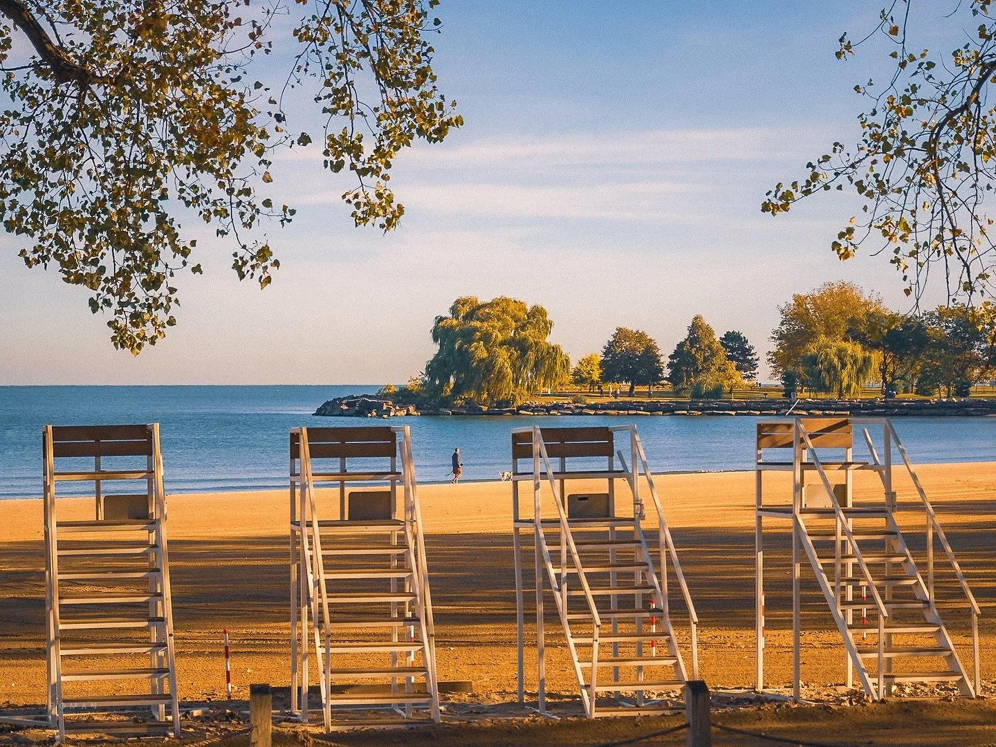 Sandy morning
#clevelandmetroparks #cle #thisiscle #cleveland #edgewaterbeach #edgewaterpark #lakeerie #clevelandphotographer #forestcitycollective