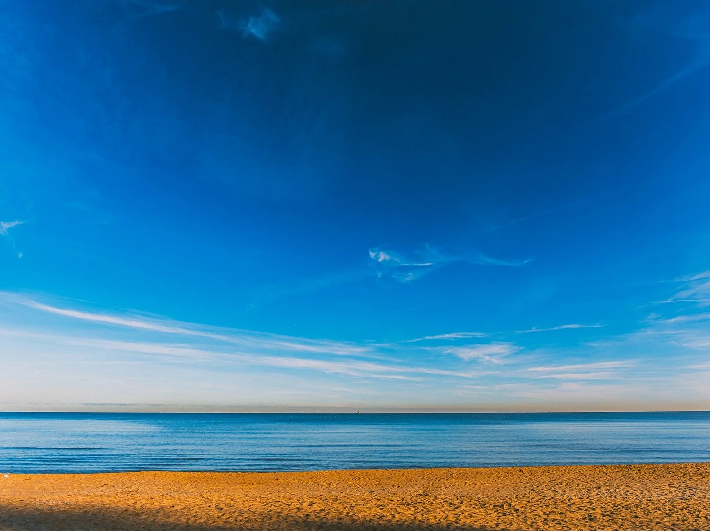 Horizon
#lakeerie #edgewaterbeach #clevelandmetroparks #thisiscle #cle #cleveland #ohio #horizon #beach #blackandwhite #color #clevelandphotographer #forestcitycollective