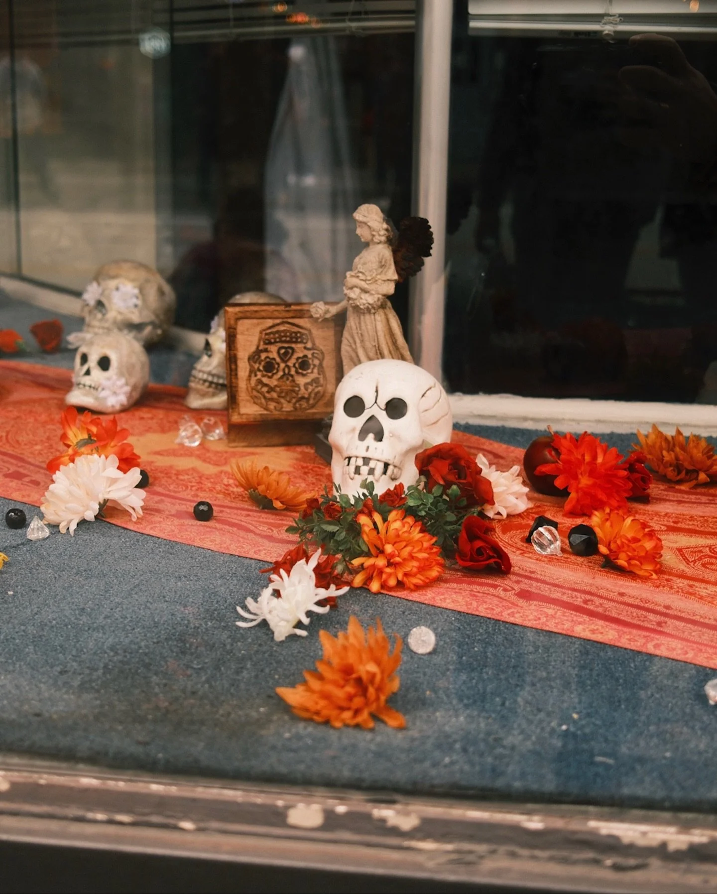 D&iacute;a De Los Muertos in Gordon Square 

#cle #thiscle #diadelosmuertos #october #gordonsquare #clevelandpublictheater #teatropublicodecleveland #cleveland #ohio #streetphotography #sooc #clevelandphotographer #forestcitycollective #diademuertoso
