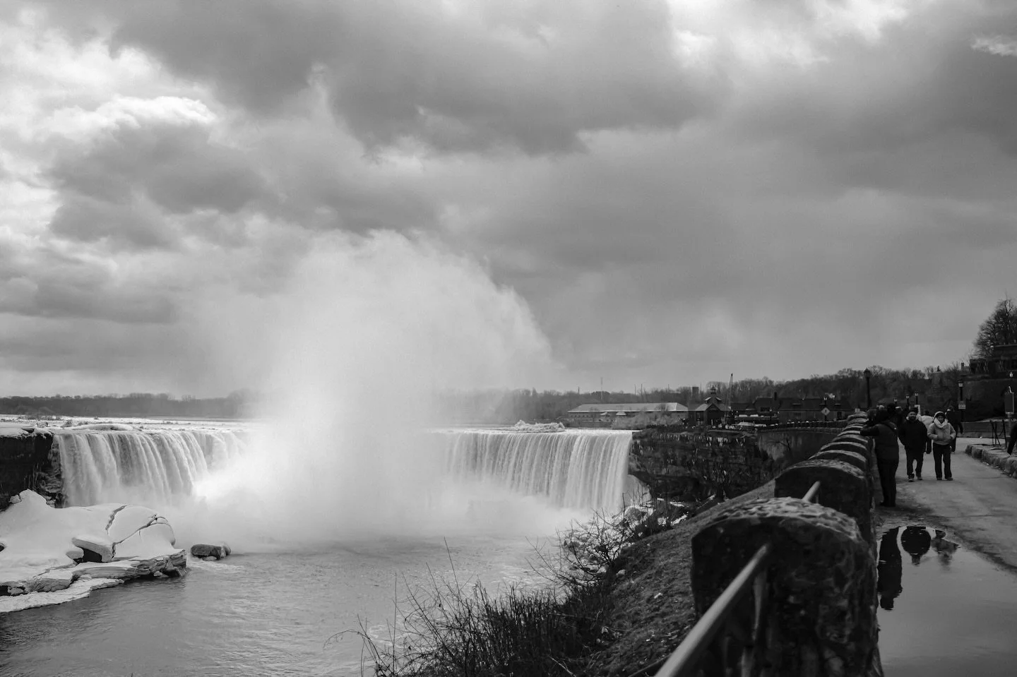 Niagara in B&amp;W
#blackandwhite #monochrome #niagarafalls #canada #ontario
