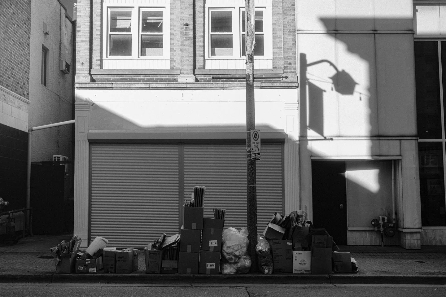 Monochrome Monday
#monochrome #blackandwhite #streetphotography #monochromemonday #ontario