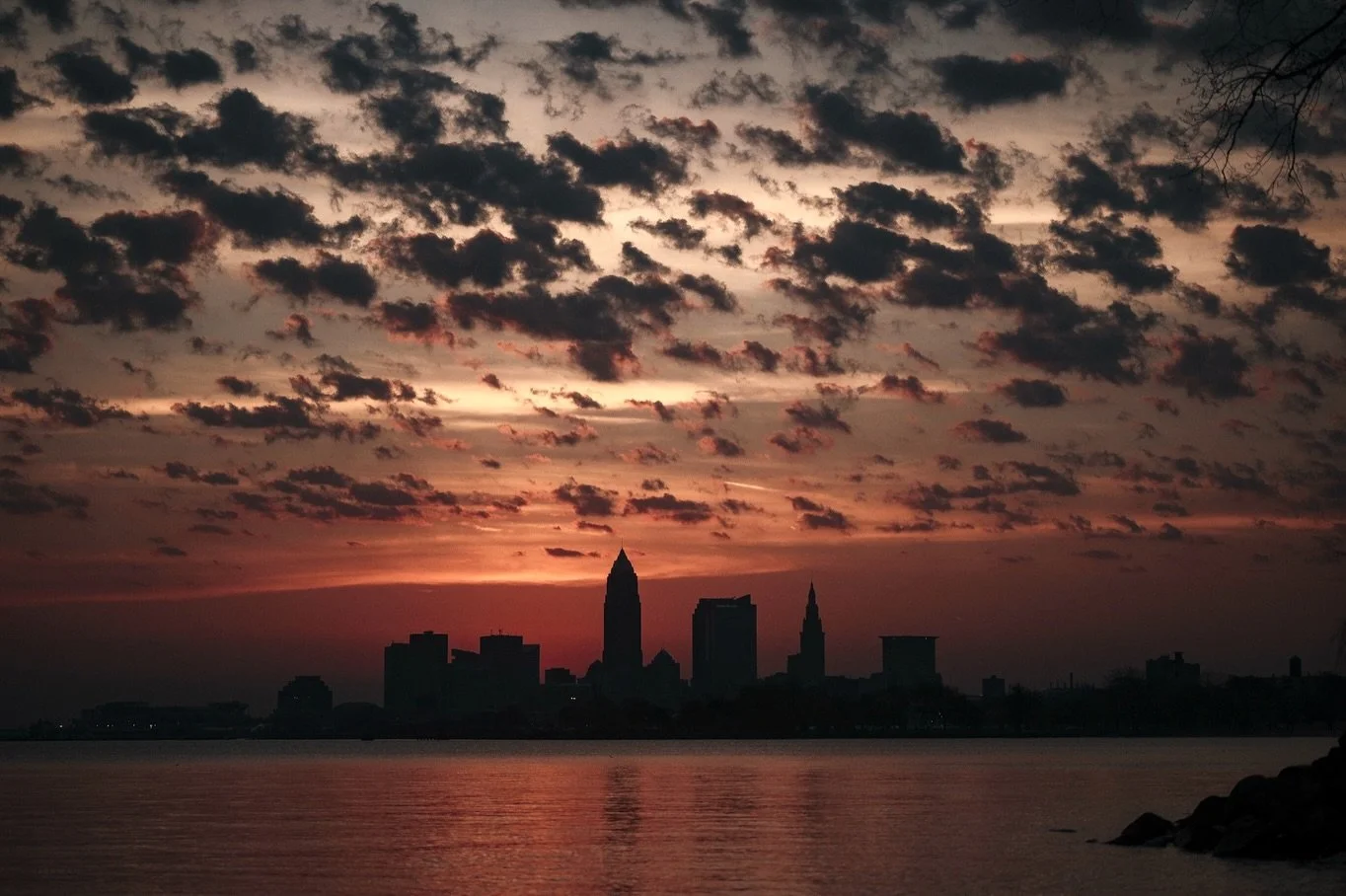 Skyline sunrise
#cle #sunrise #lakeerie #forestcitycollective #thelandunfiltered