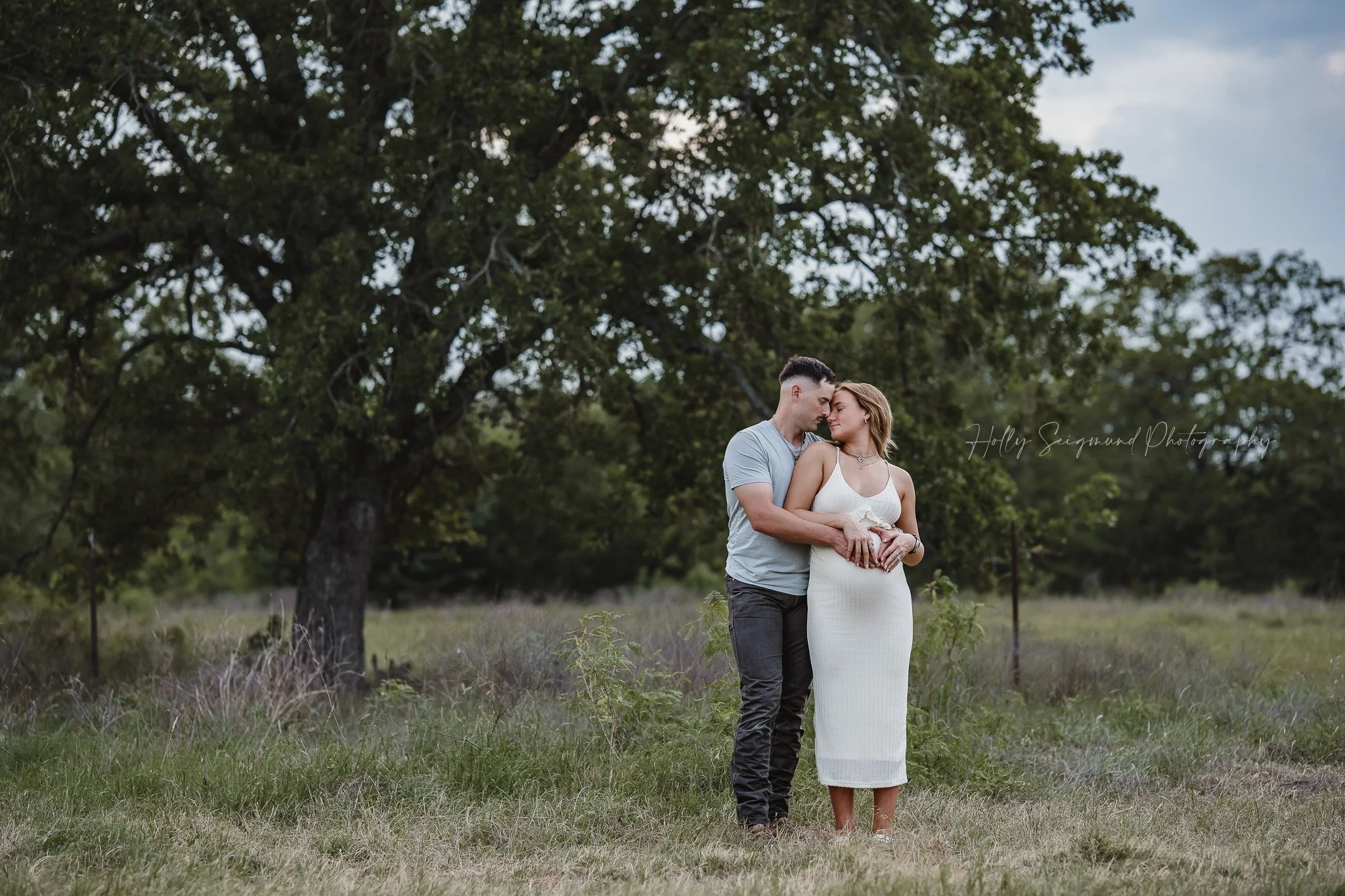 06-central-texas-couples-field-maternity-photos.jpg