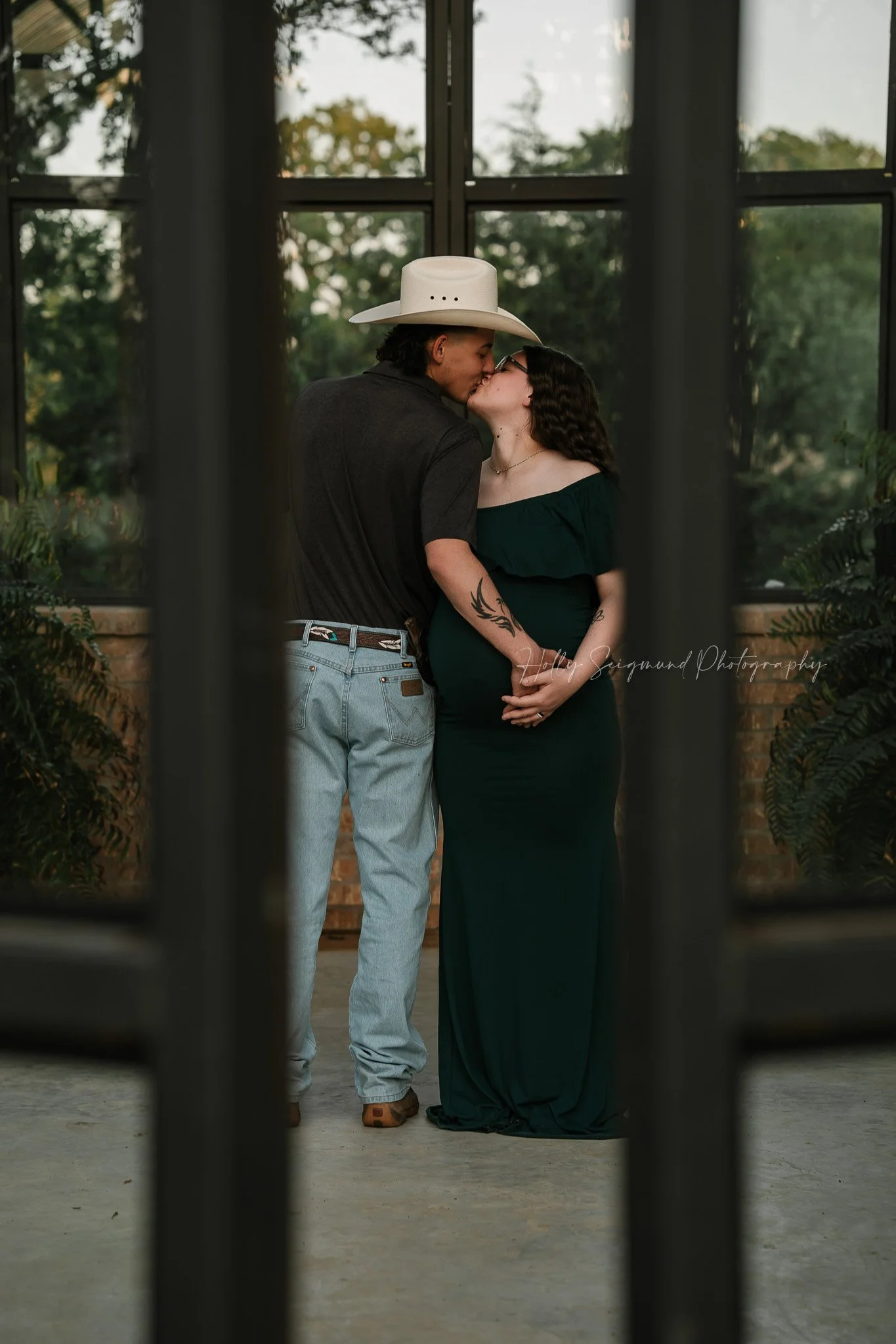 05-blue-conservatory-maternity-lee-county-texas.jpg