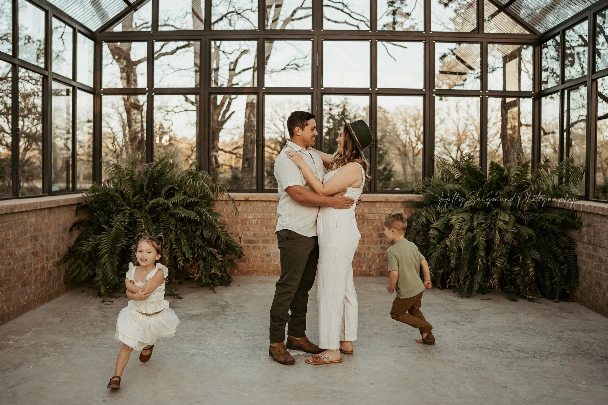 01-giddings-texas-family-photography-blue-conservatory.jpg